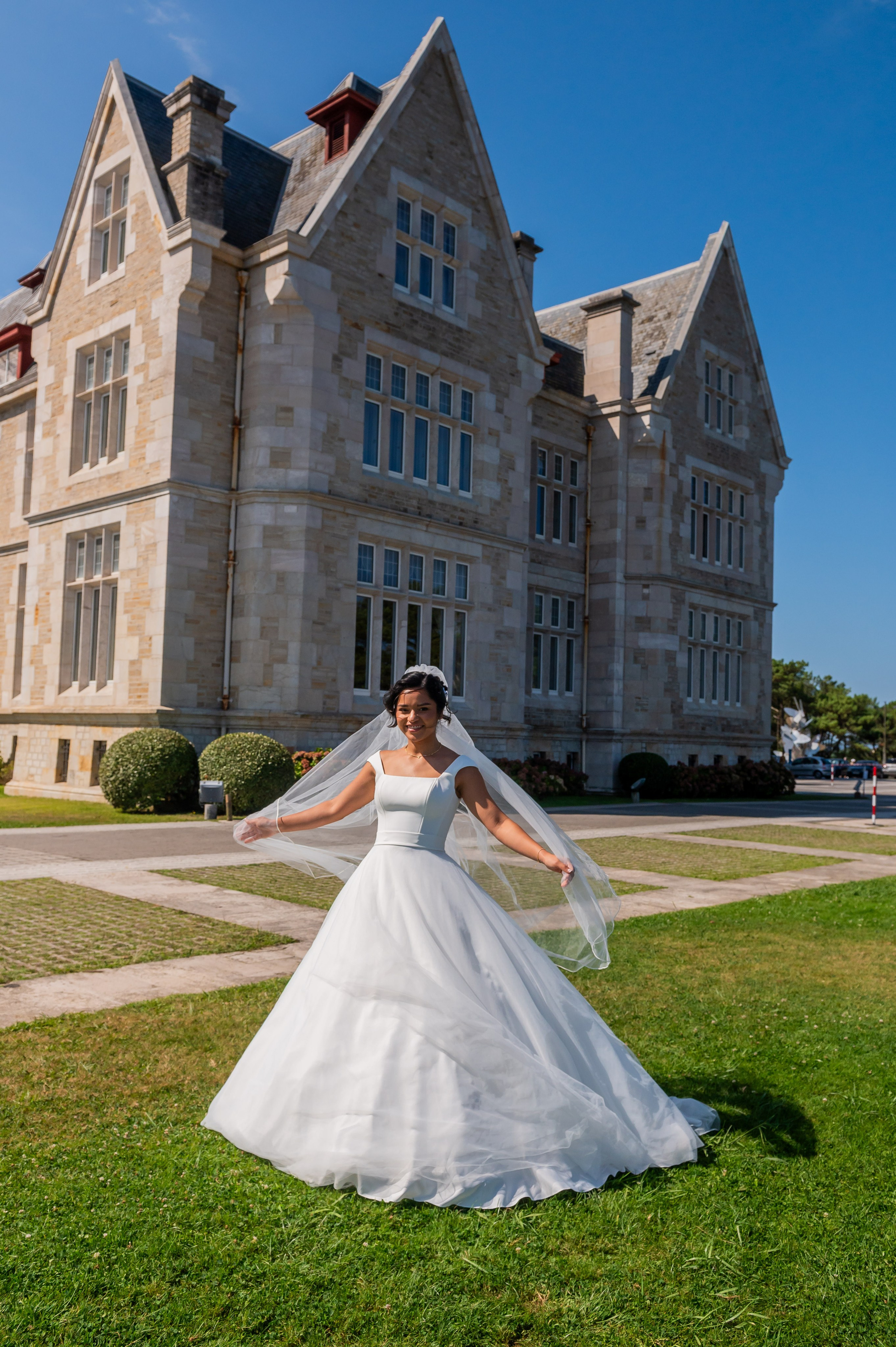 Irina con su vestido de novia en el césped del Palacio de la Magdalena