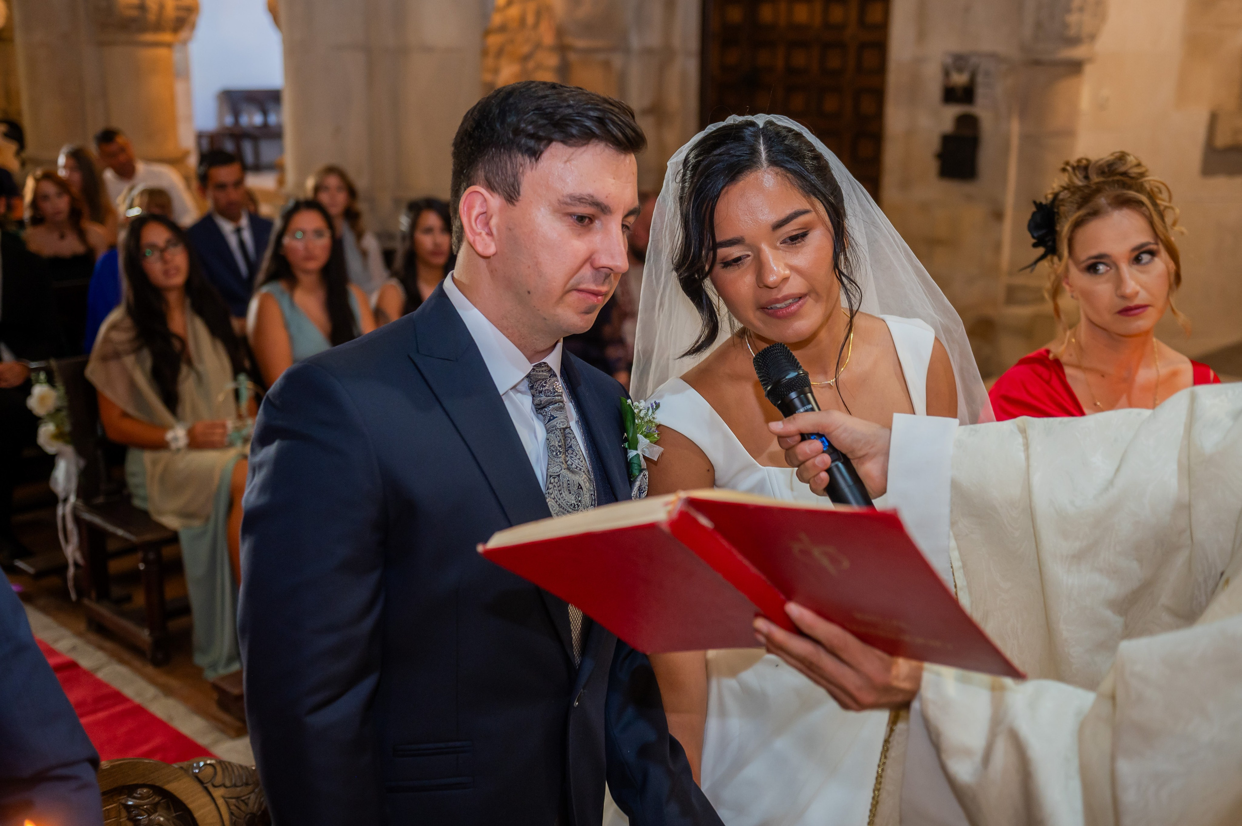 Novios leyendo durante la ceremonia religiosa