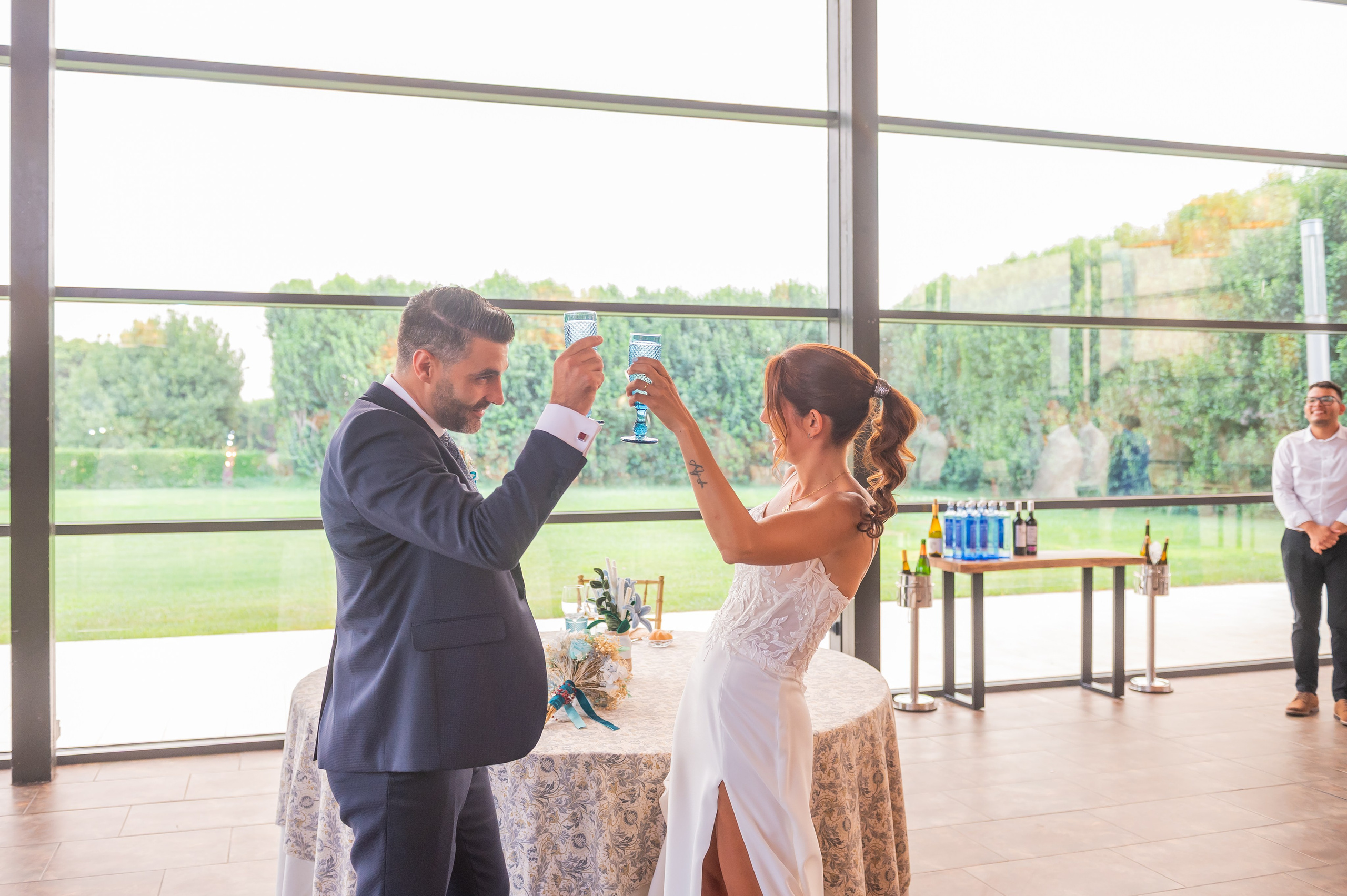 Torna levantando a Sara en el salón