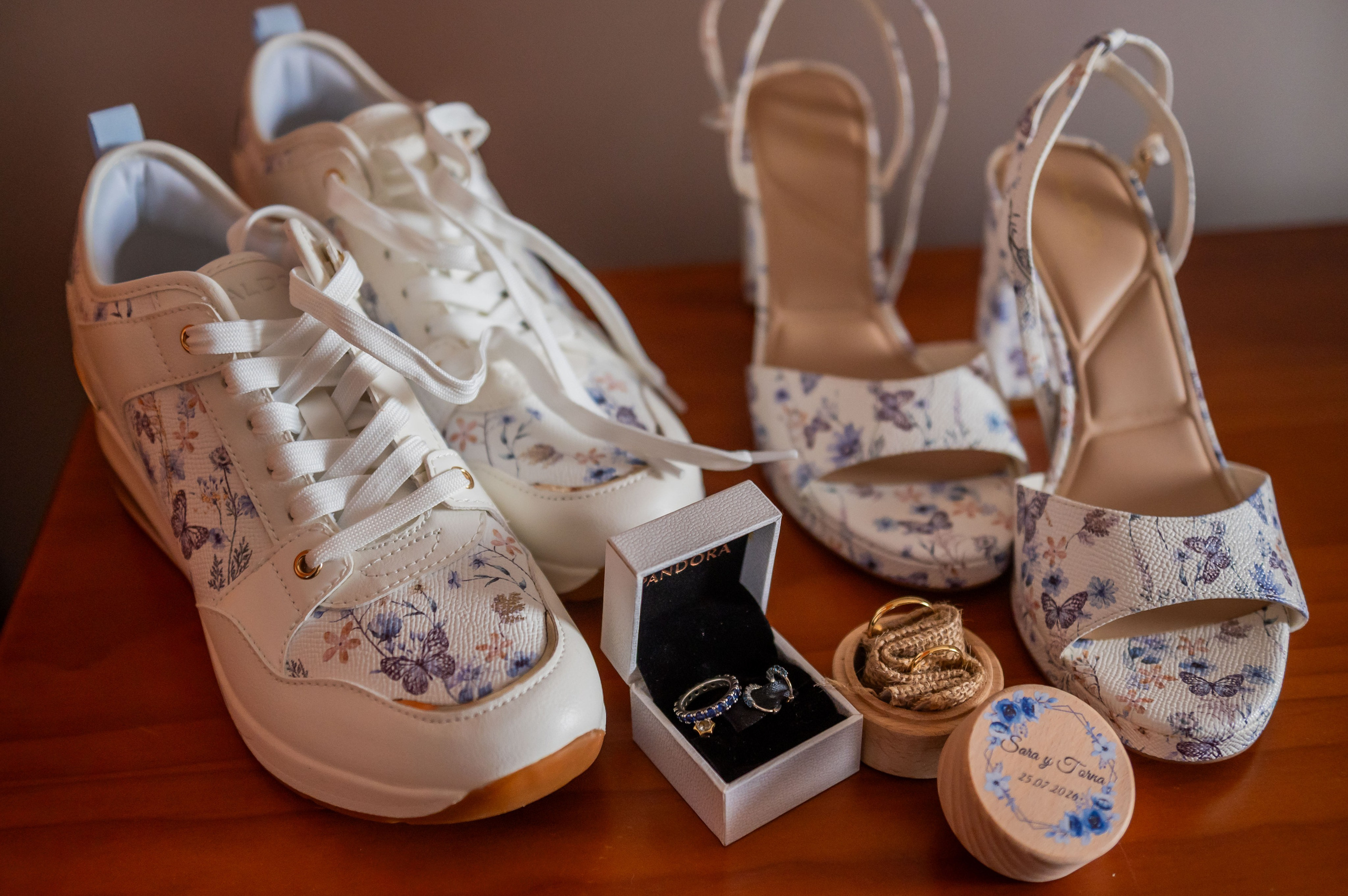 Zapatillas y zapatos de novia con los anillos