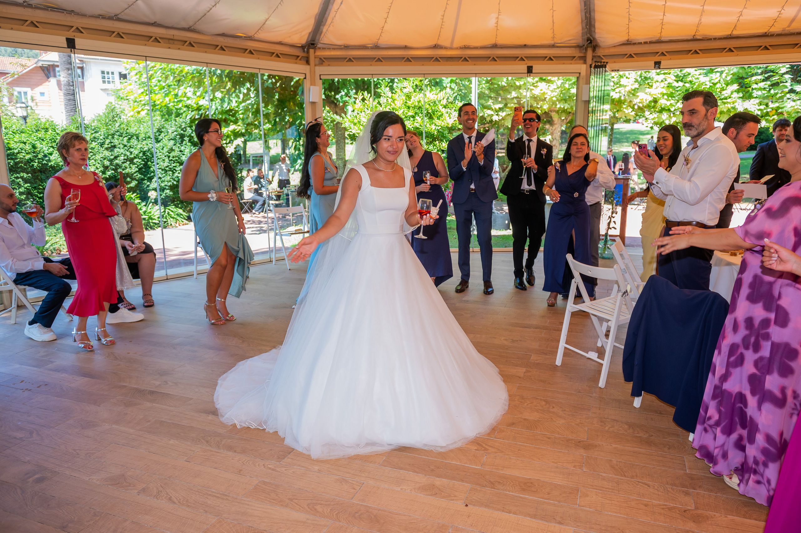 Irina bailando en la terraza del balneario