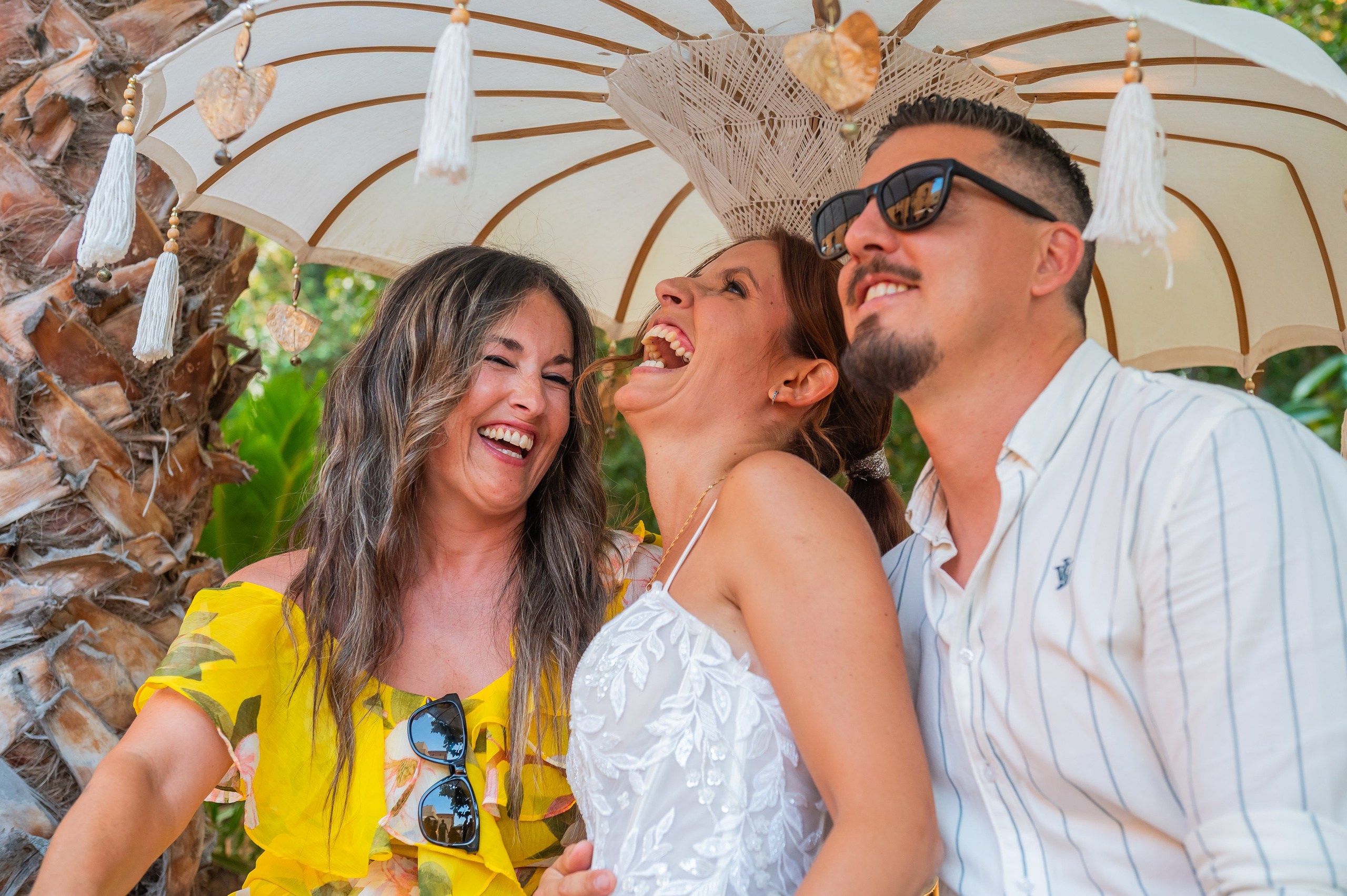 Sara con gafas de sol y amigos bajo un parasol