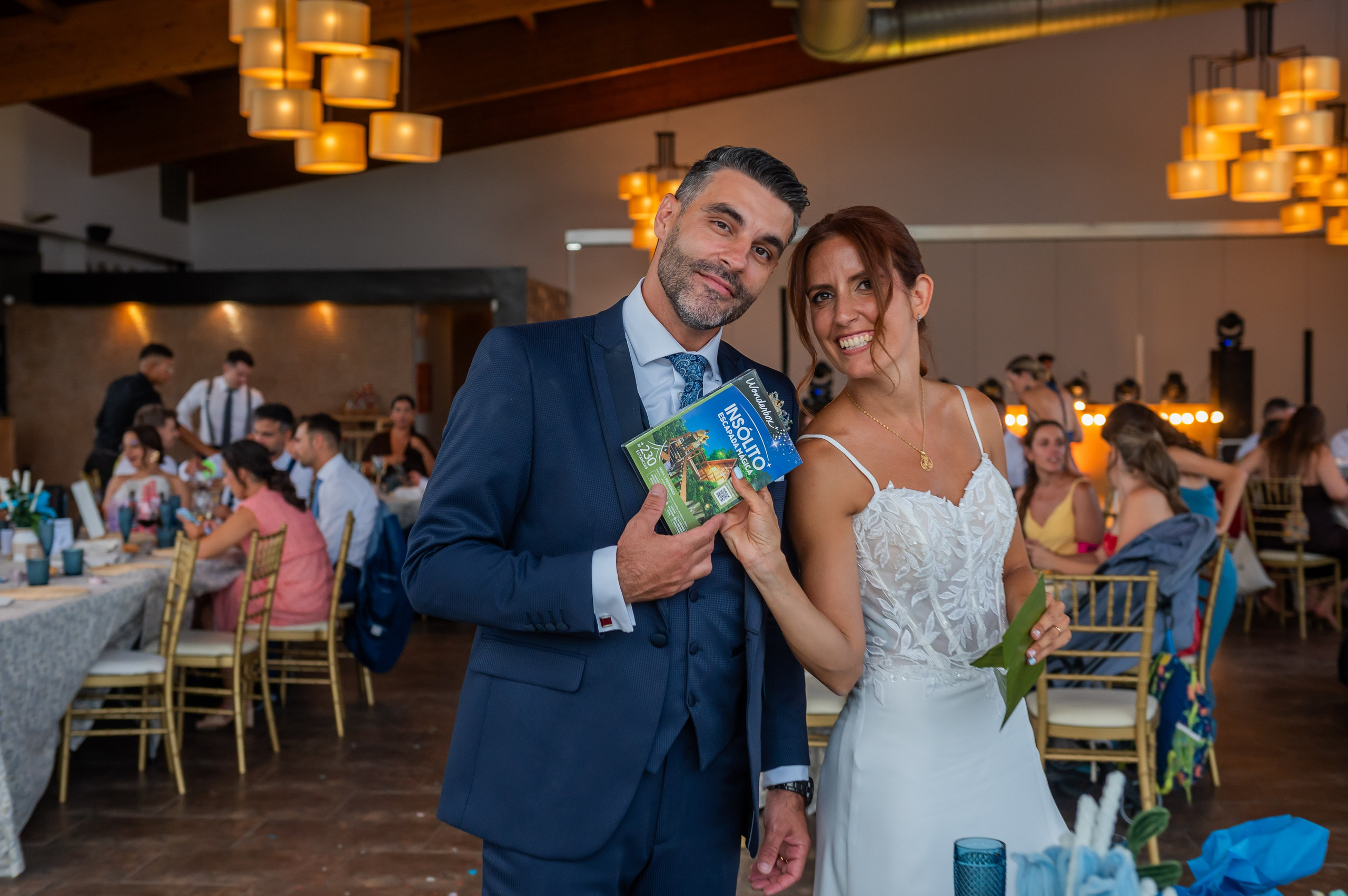Sara y Torna brindando en el banquete
