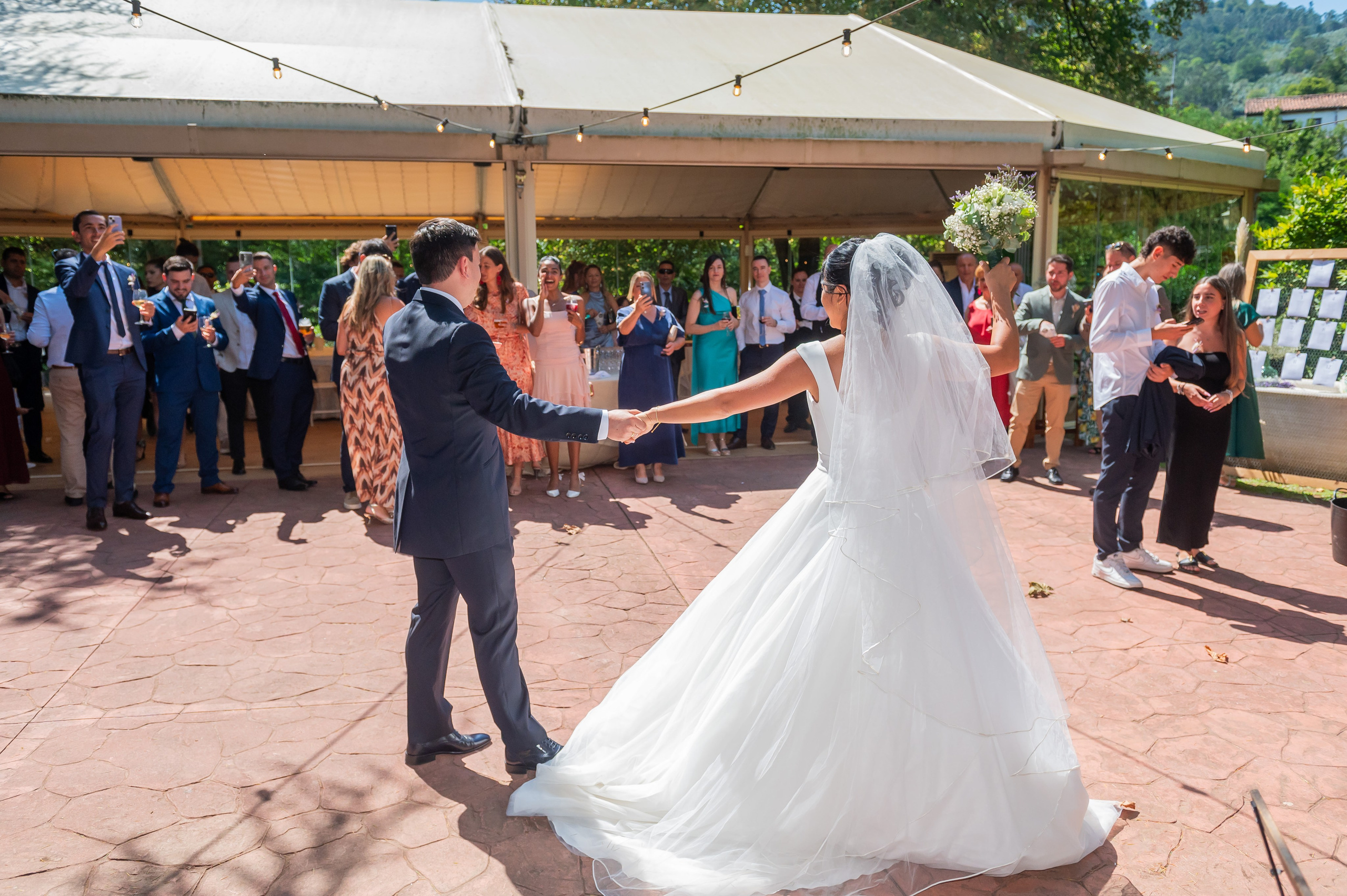 Entrada de los novios al cóctel en el Balneario de Puente Viesgo