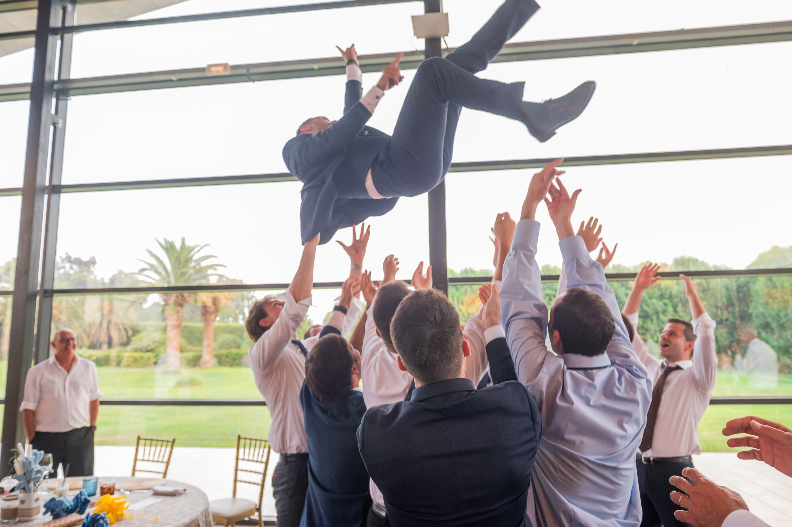 Amigos manteando al novio en el banquete