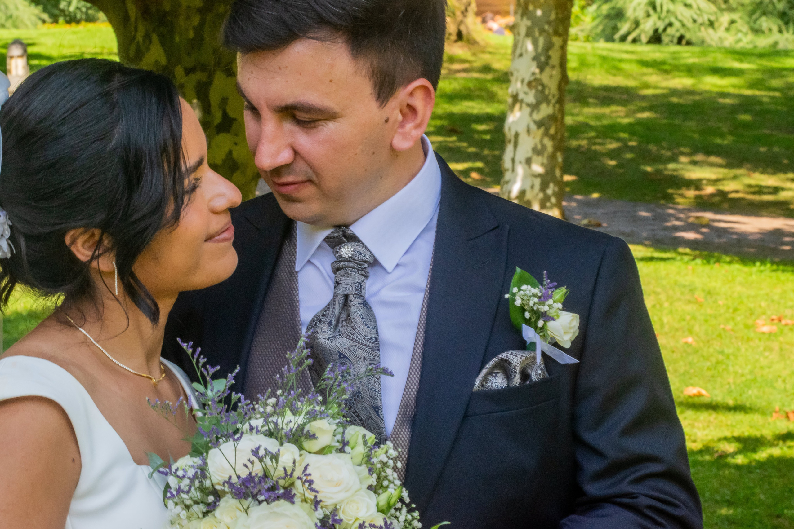Alex e Irina frente a frente en el jardín · retrato natural de boda