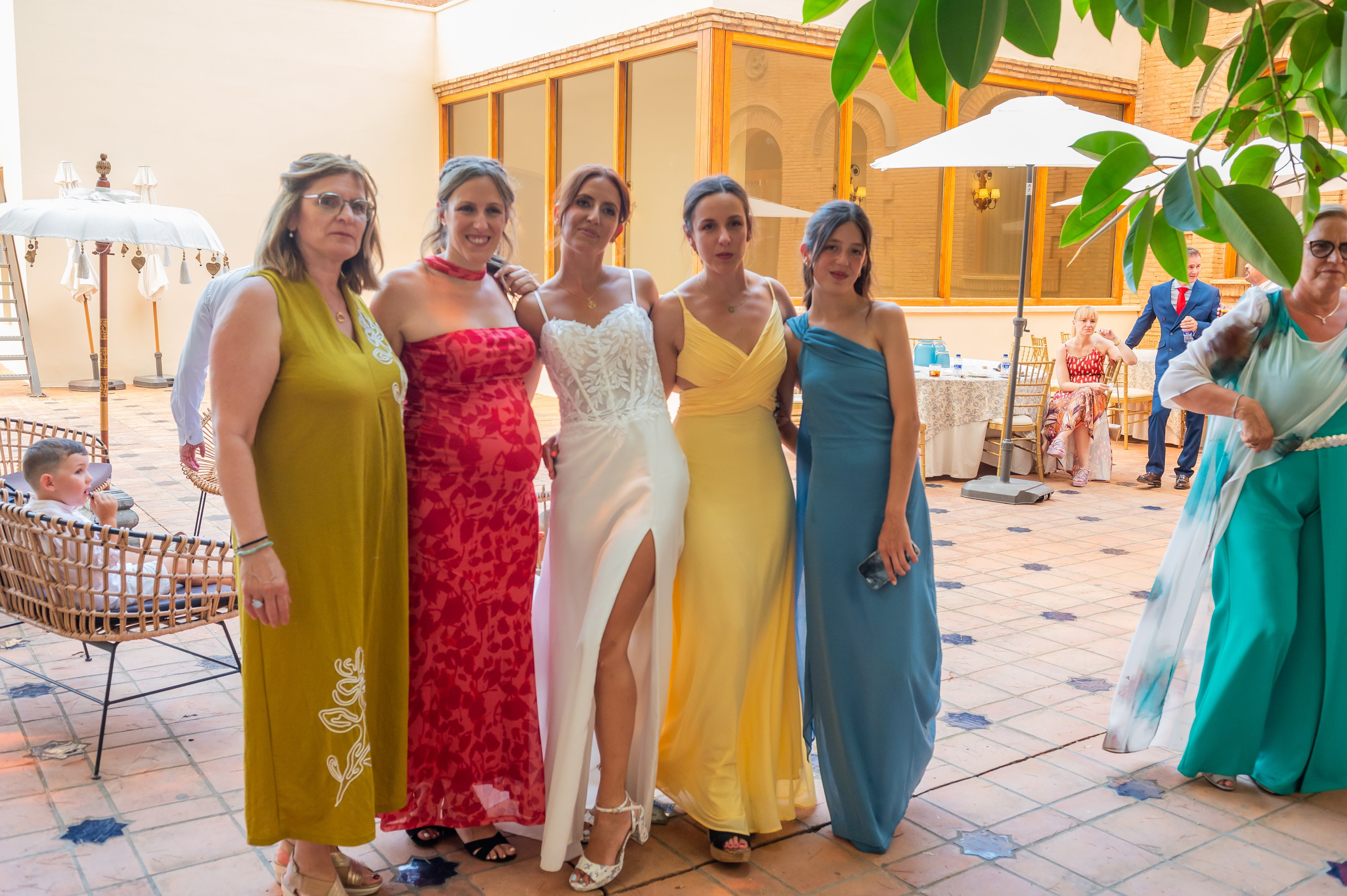 Amigas de la novia con vestidos de fiesta en la alquería