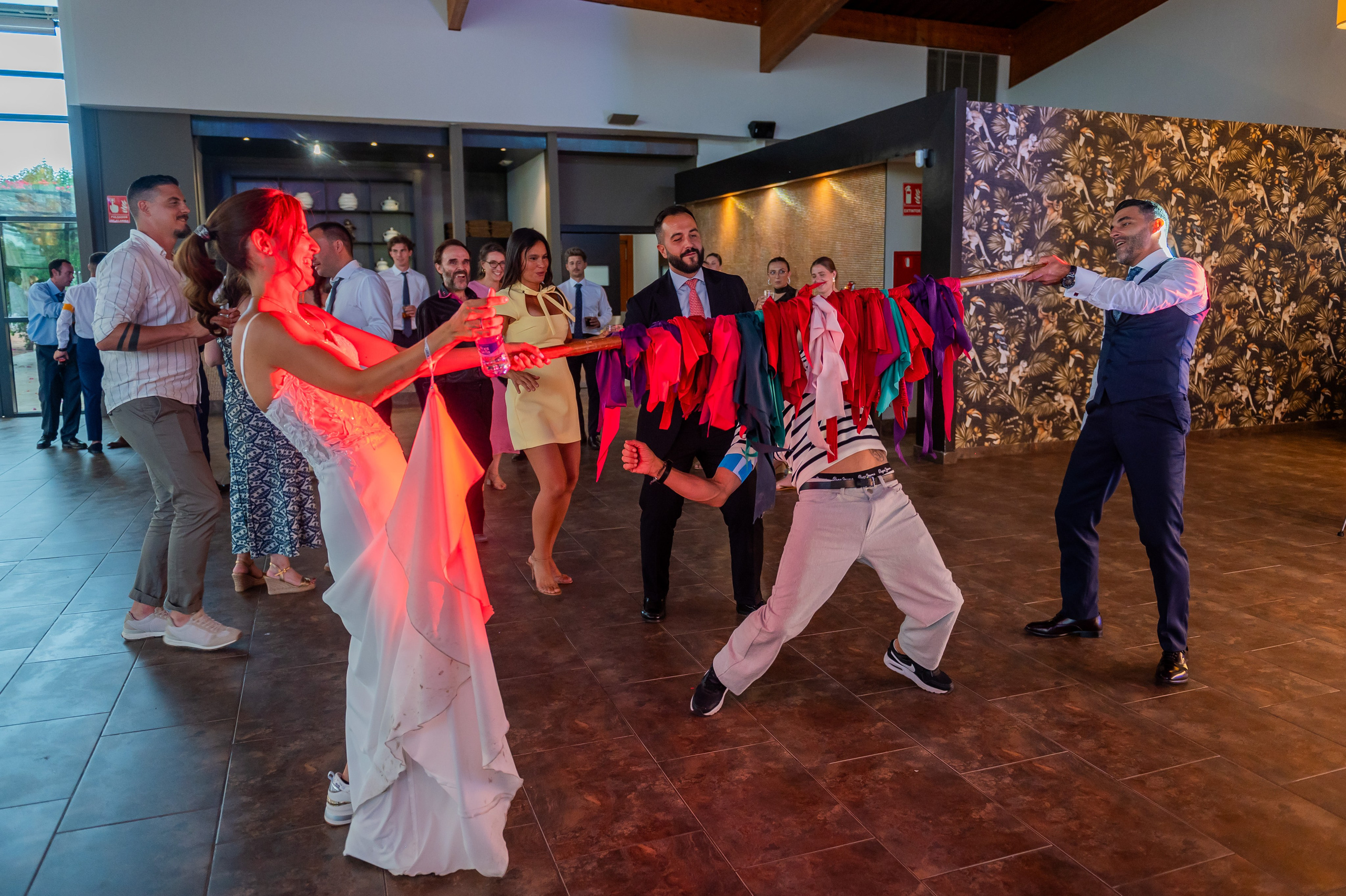 Invitados bailando en la fiesta de la boda en Castellón