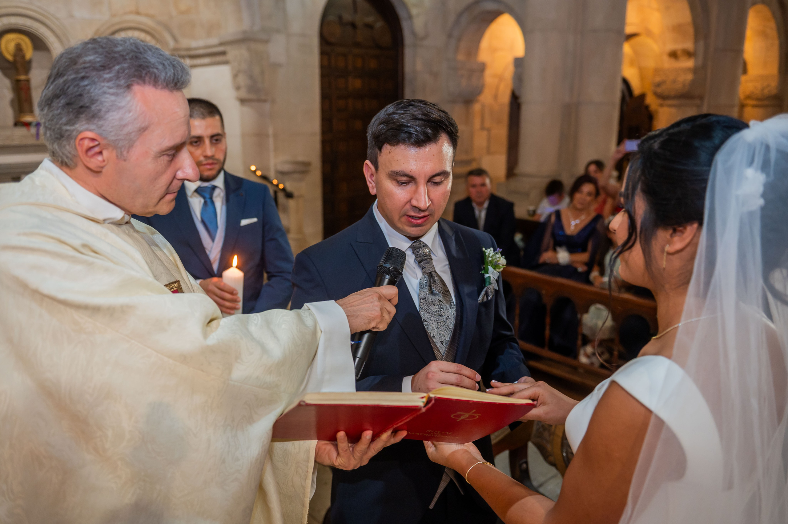 Novios y sacerdote durante el rito de la boda