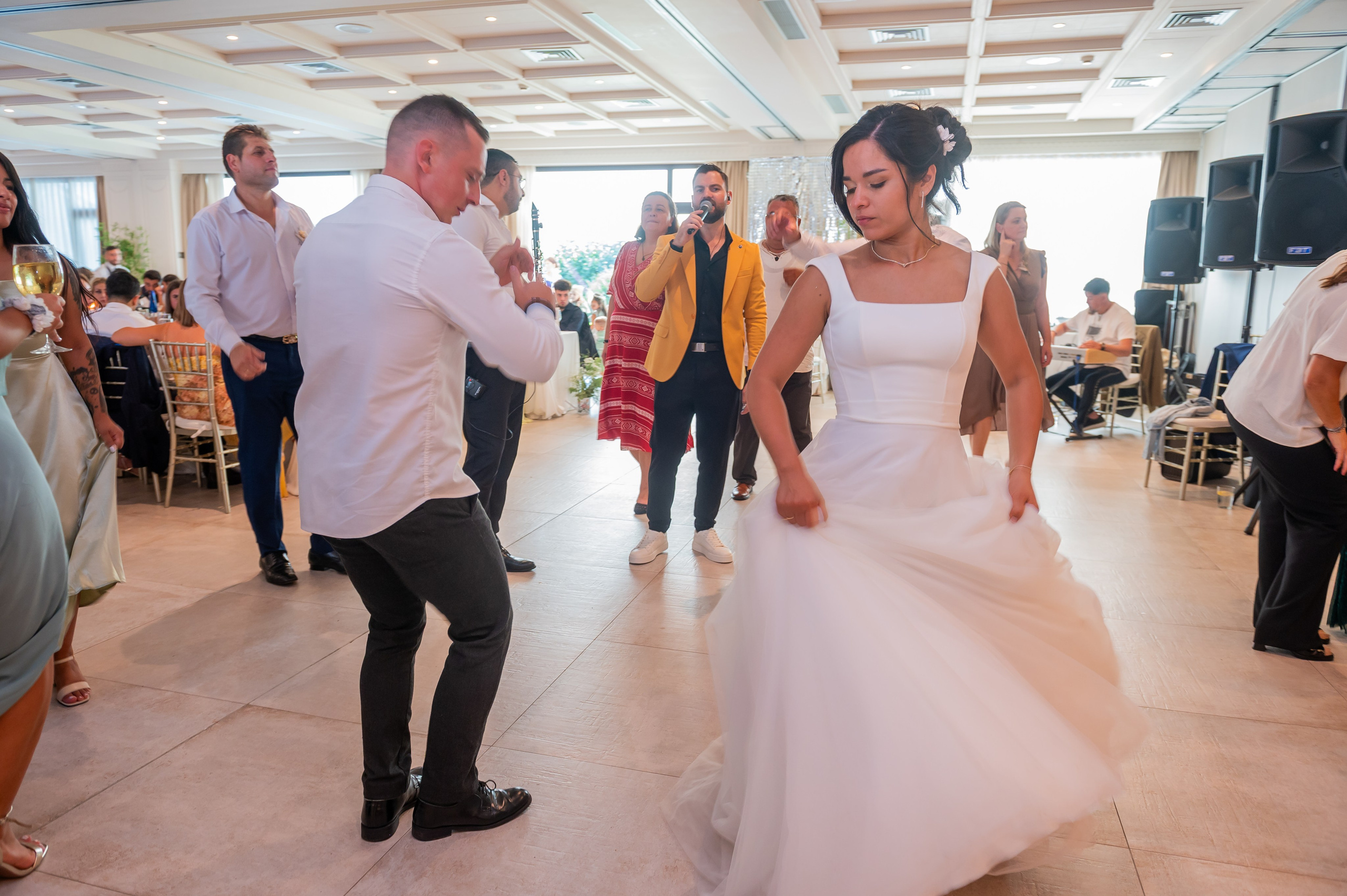 Novia bailando con invitados en el Balneario de Puente Viesgo