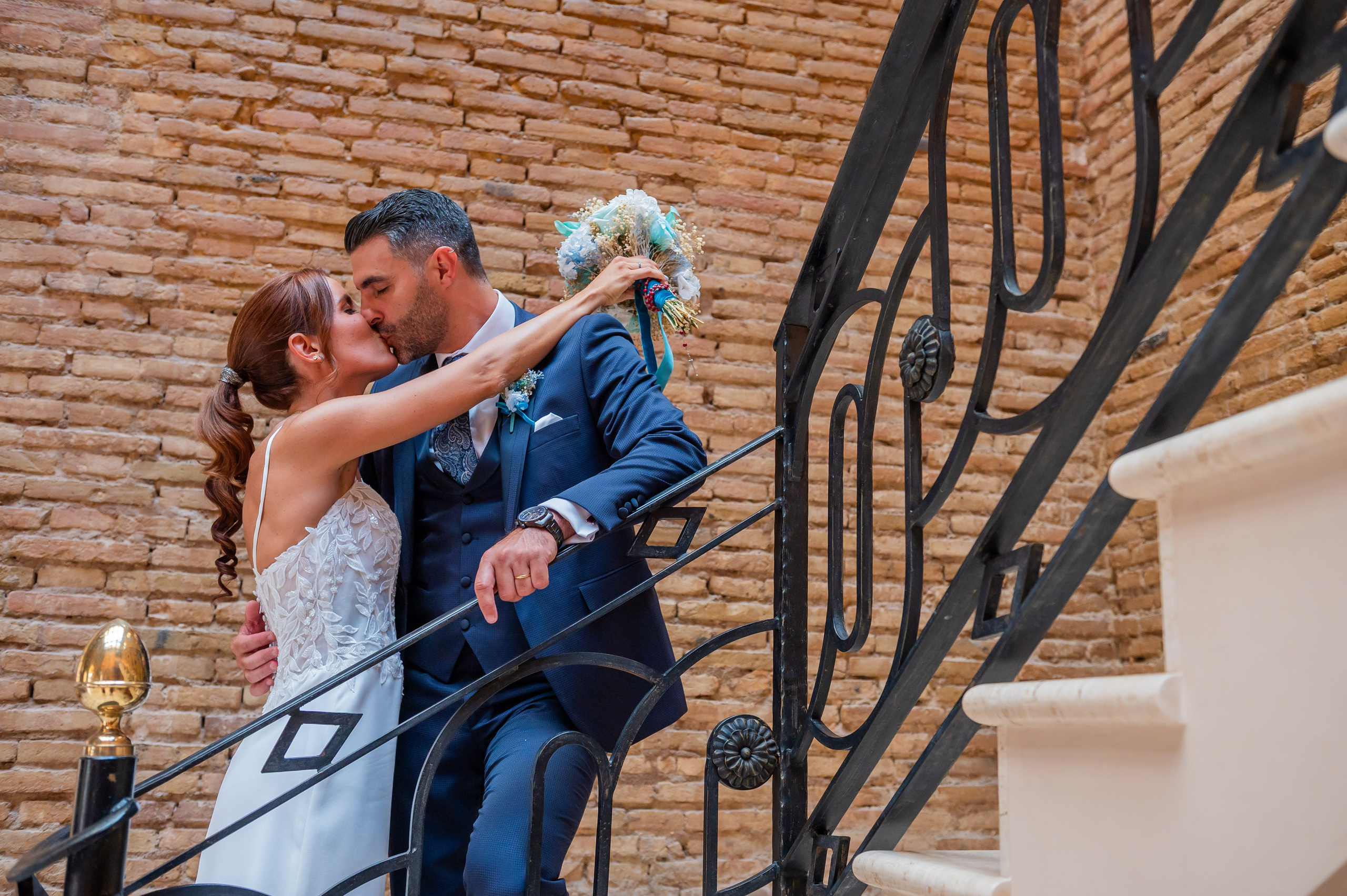 Beso de los novios en la escalera de hierro