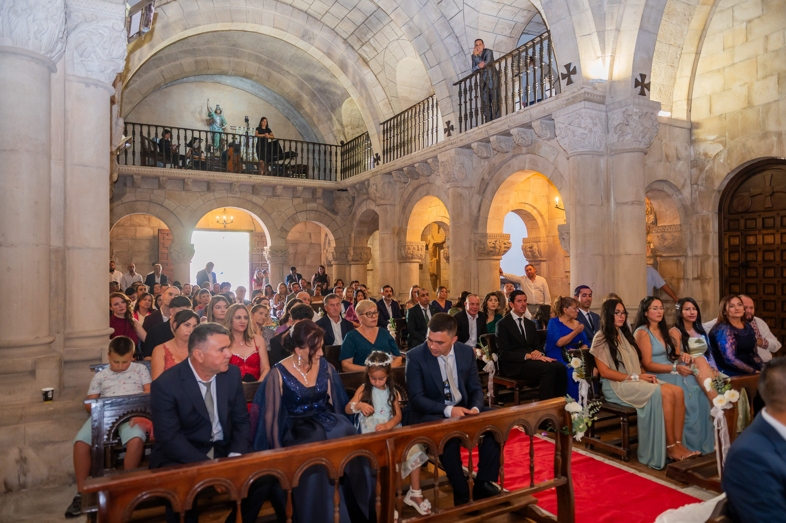 Interior de la iglesia románica durante la ceremonia de boda