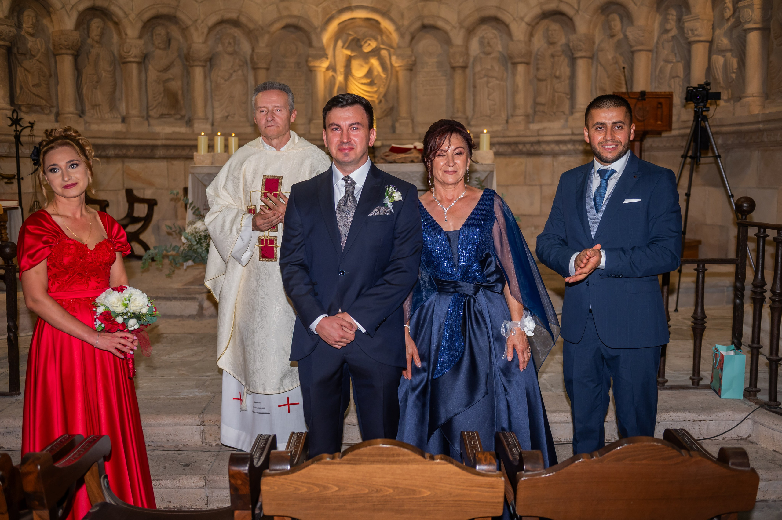 Padrinos y novio en el altar antes de la ceremonia