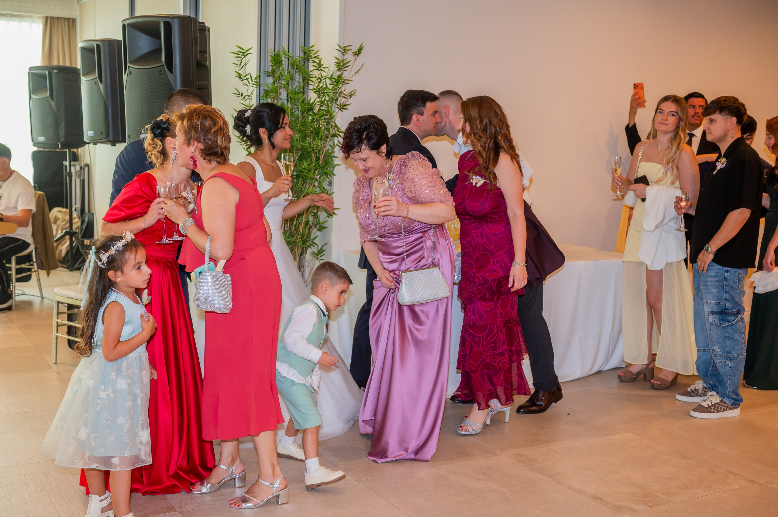 Invitadas bailando en la fiesta de boda