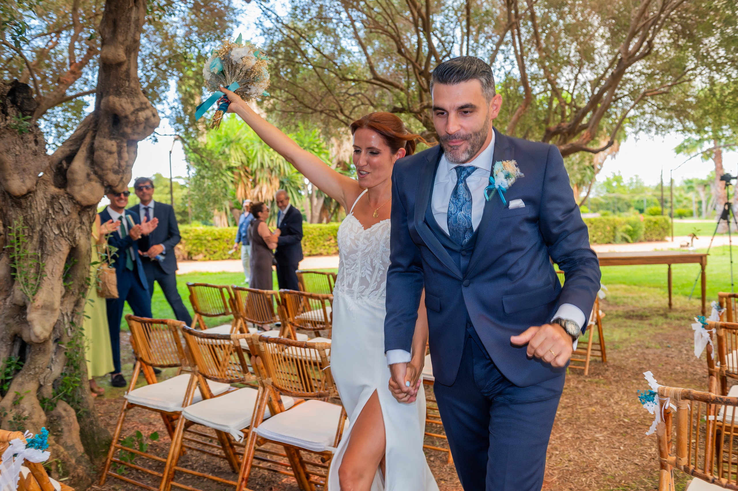 Novios saliendo de la ceremonia entre invitados