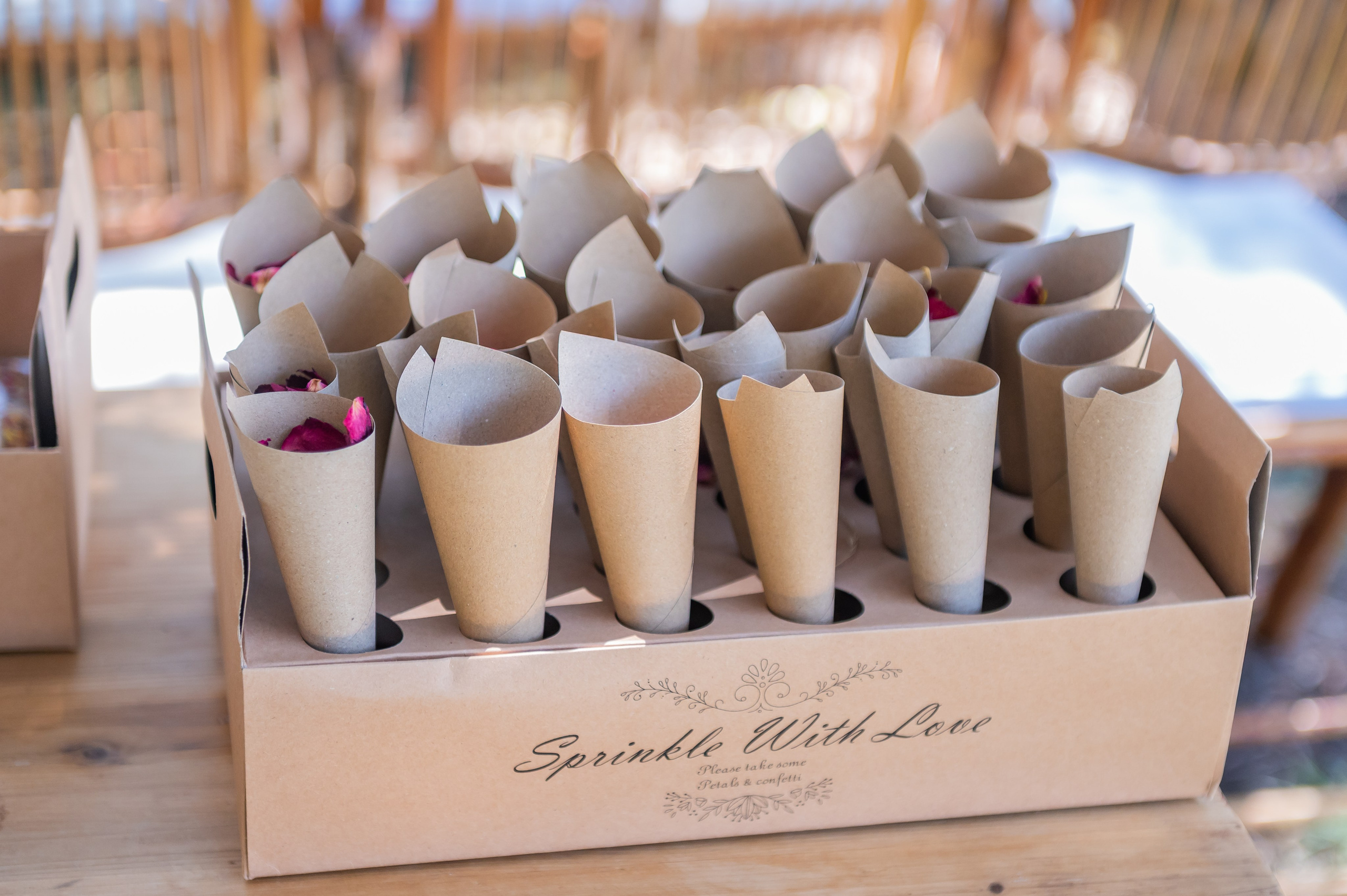 Conos de pétalos para la salida de los novios