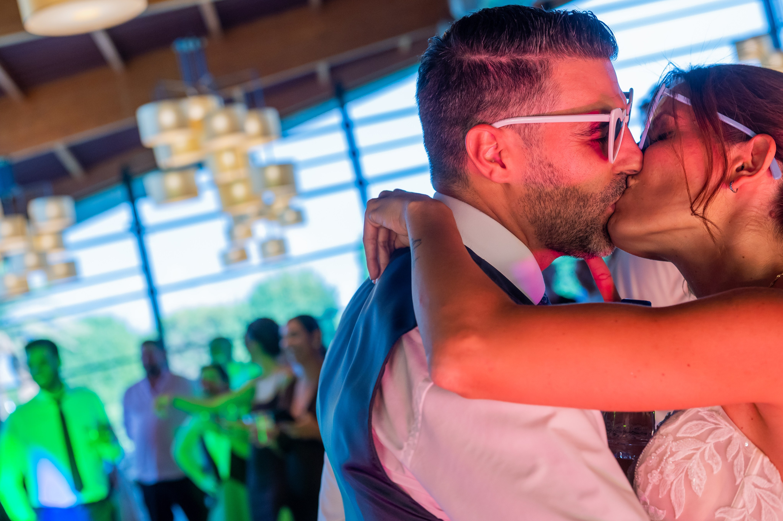 Beso de Sara y Torna en la fiesta
