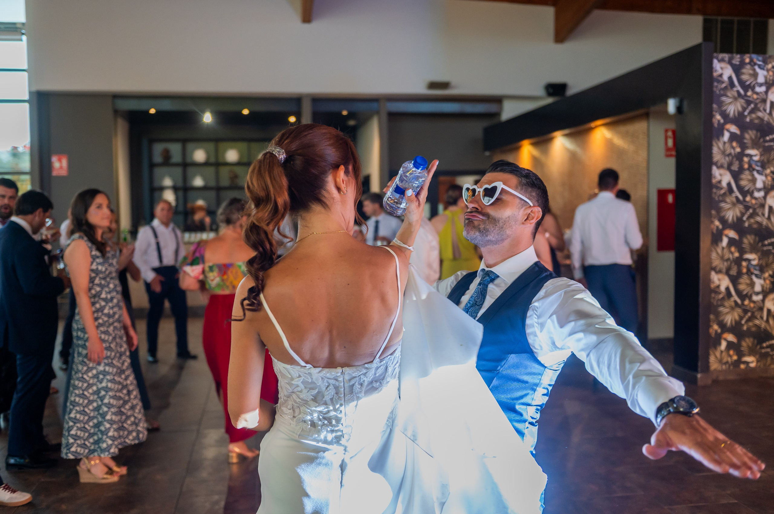 Sara bailando con un amigo en la pista