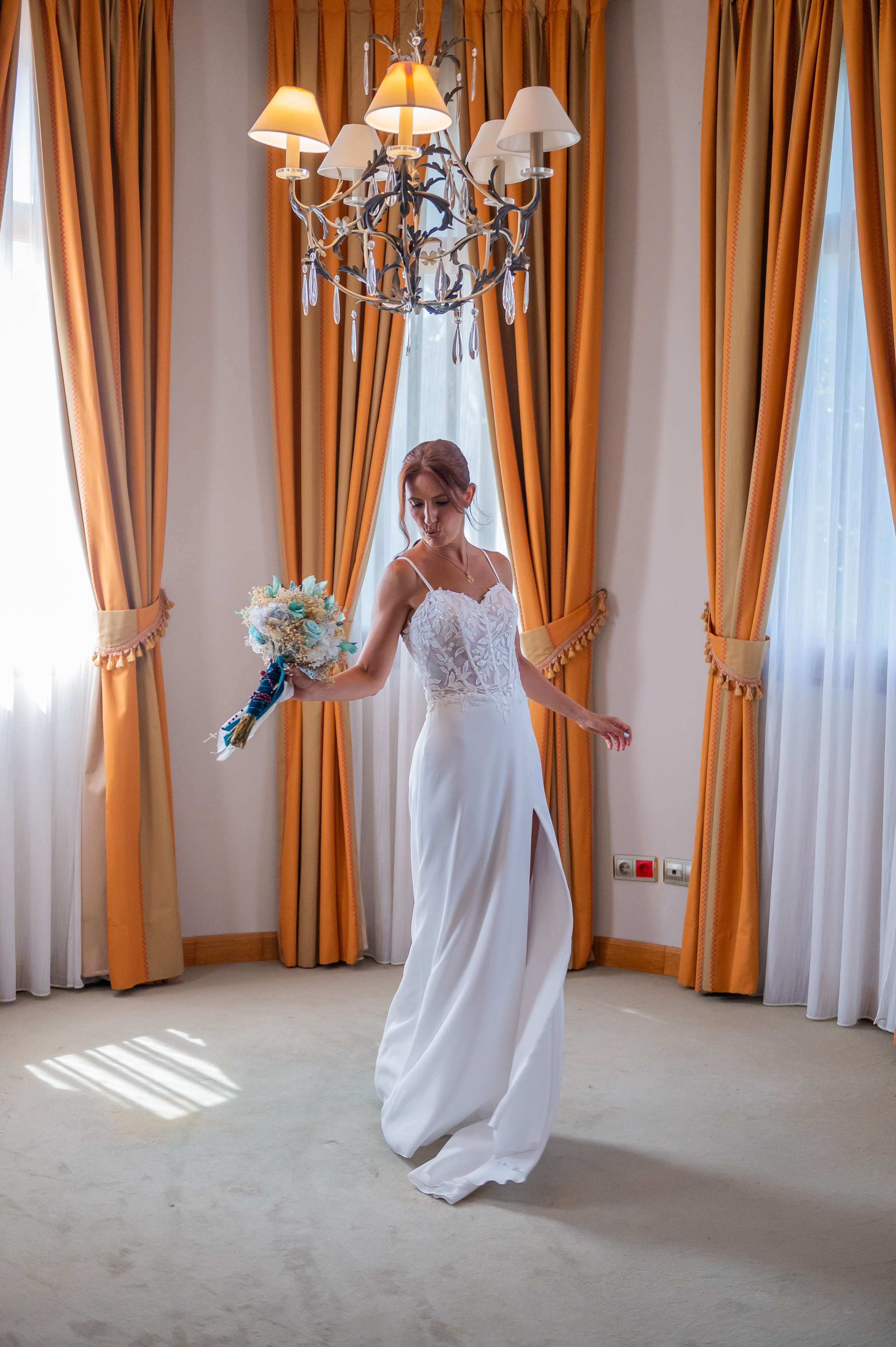 Novia girando con su vestido en el salón de Torre la Mina