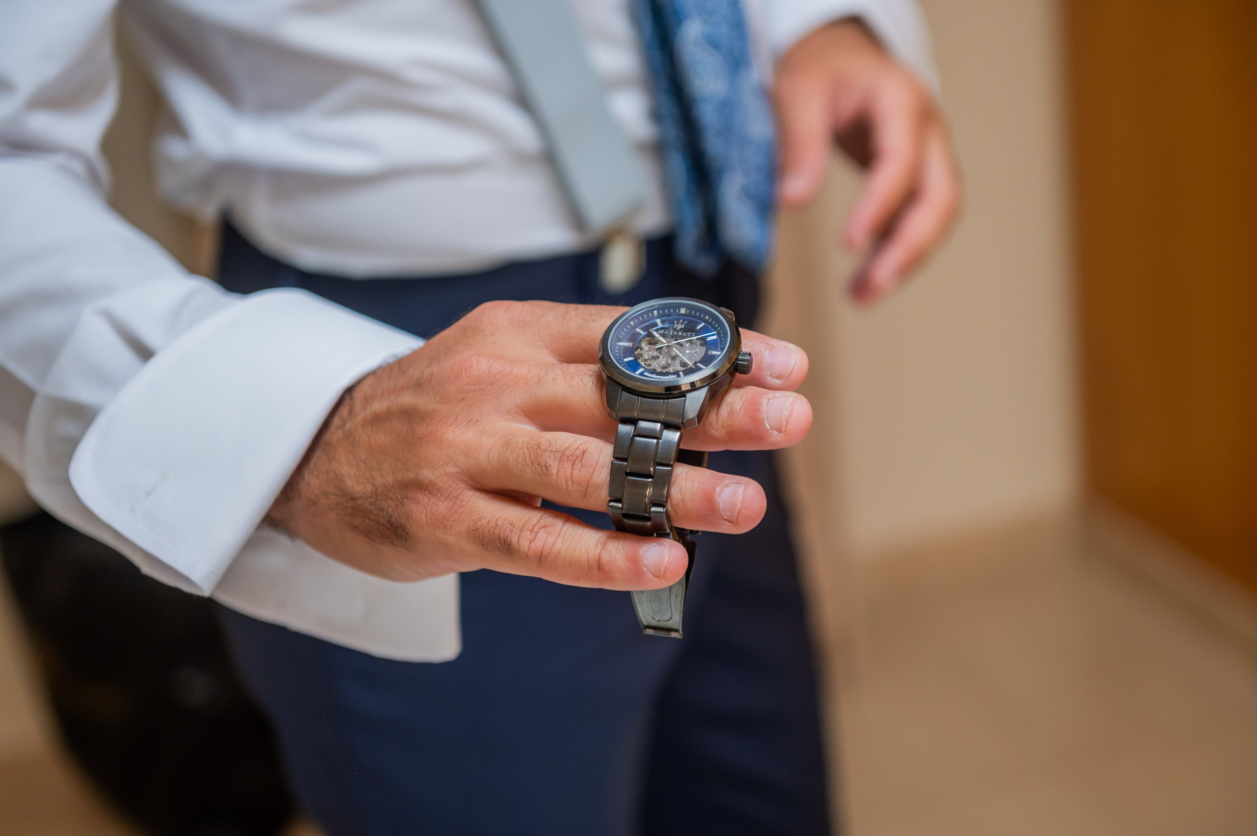 Detalle del reloj en la muñeca del novio
