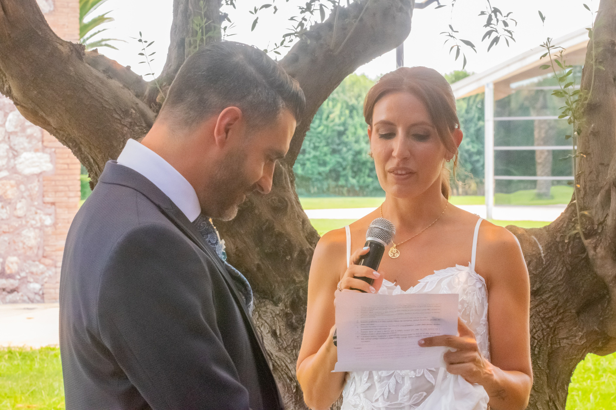 Torna escuchando emocionado los votos de Sara