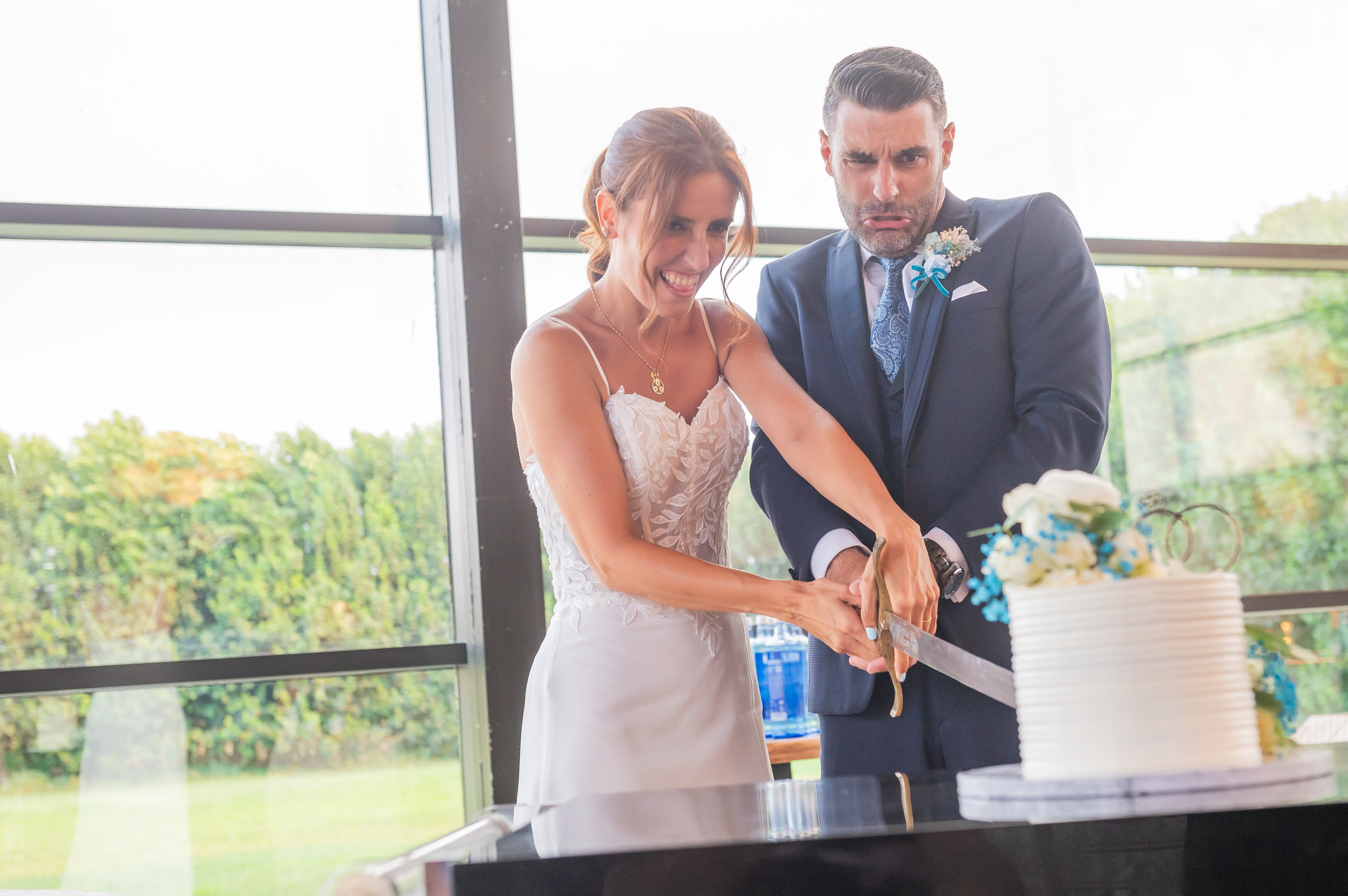 Sara y Torna cortando la tarta de boda
