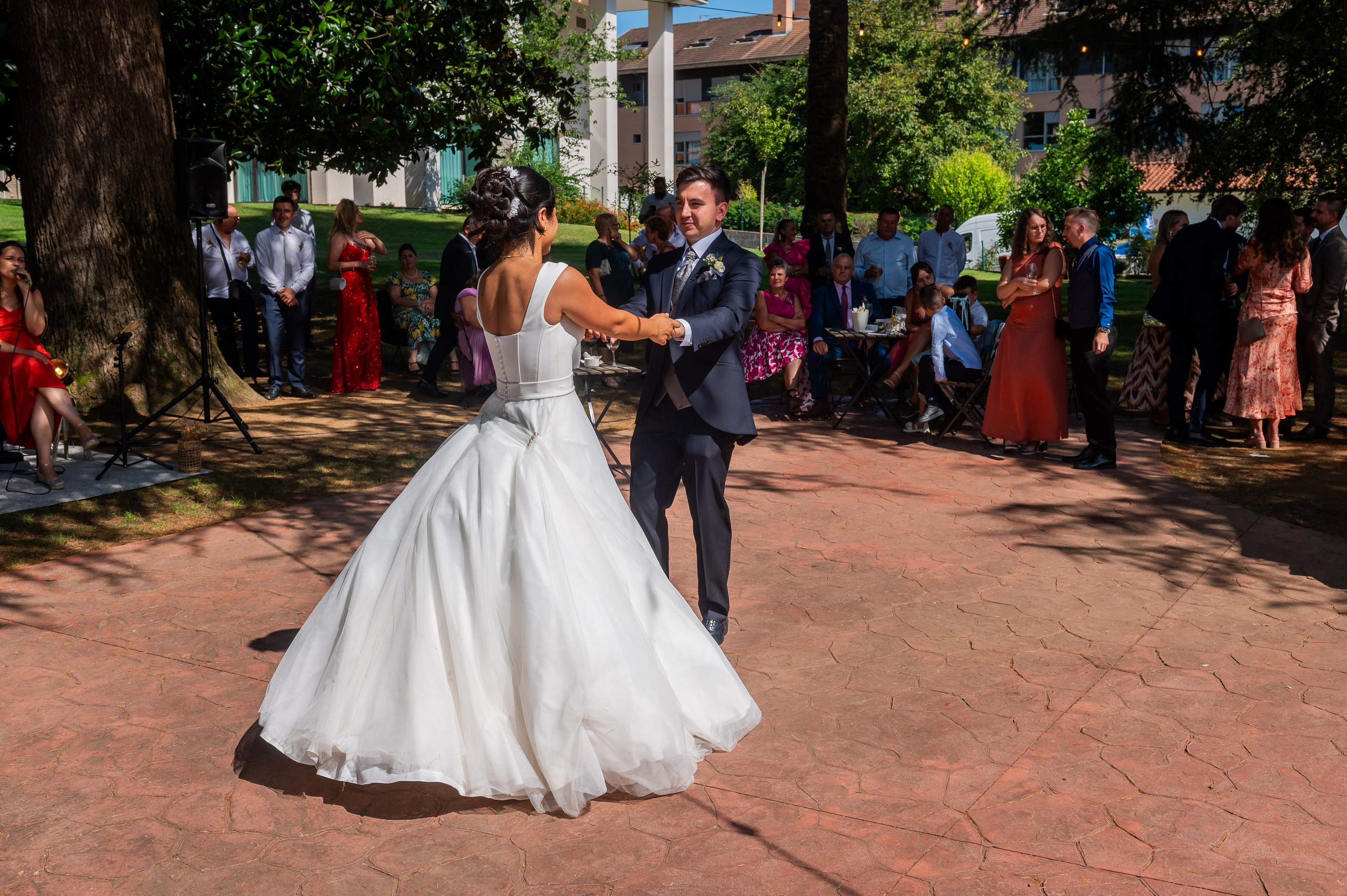 Irina bailando con un invitado en la terraza