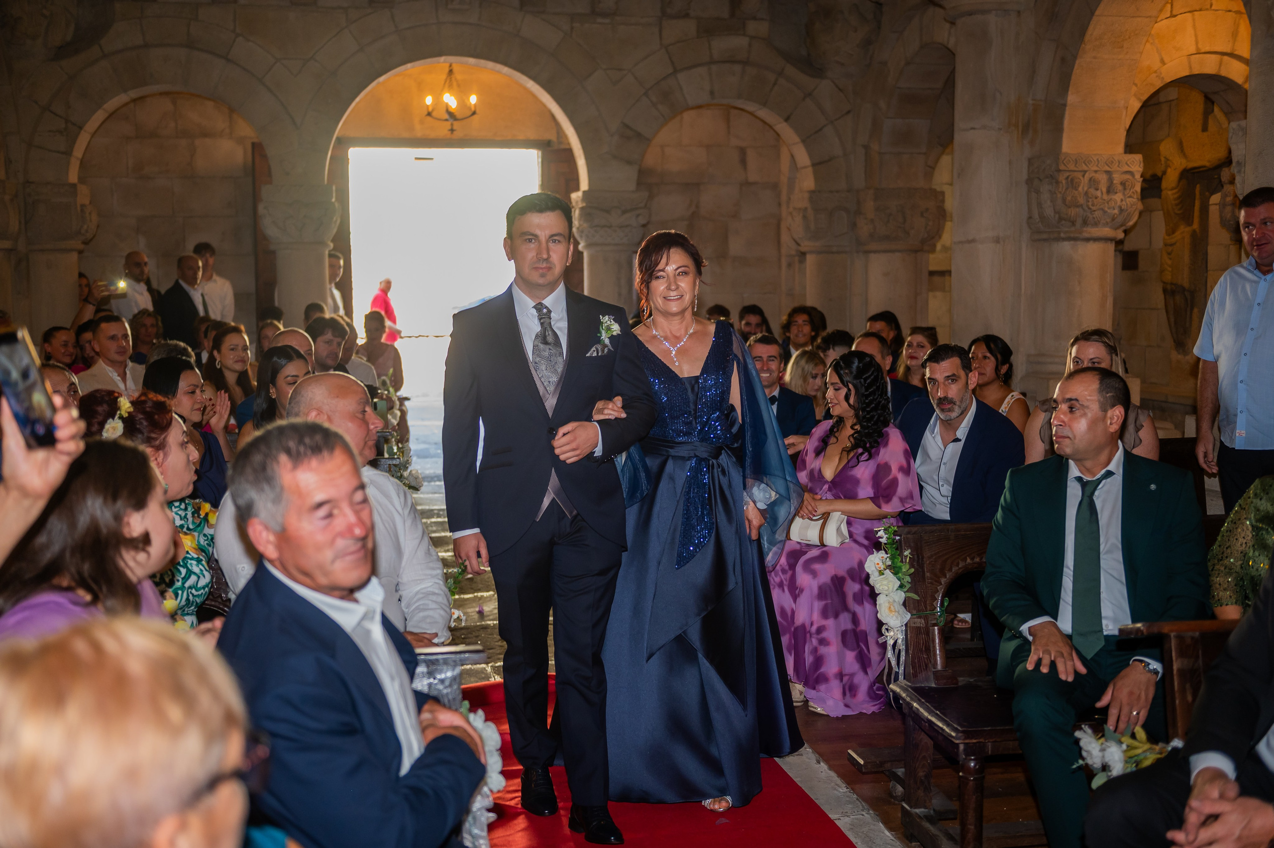 Invitados en la iglesia esperando a la novia
