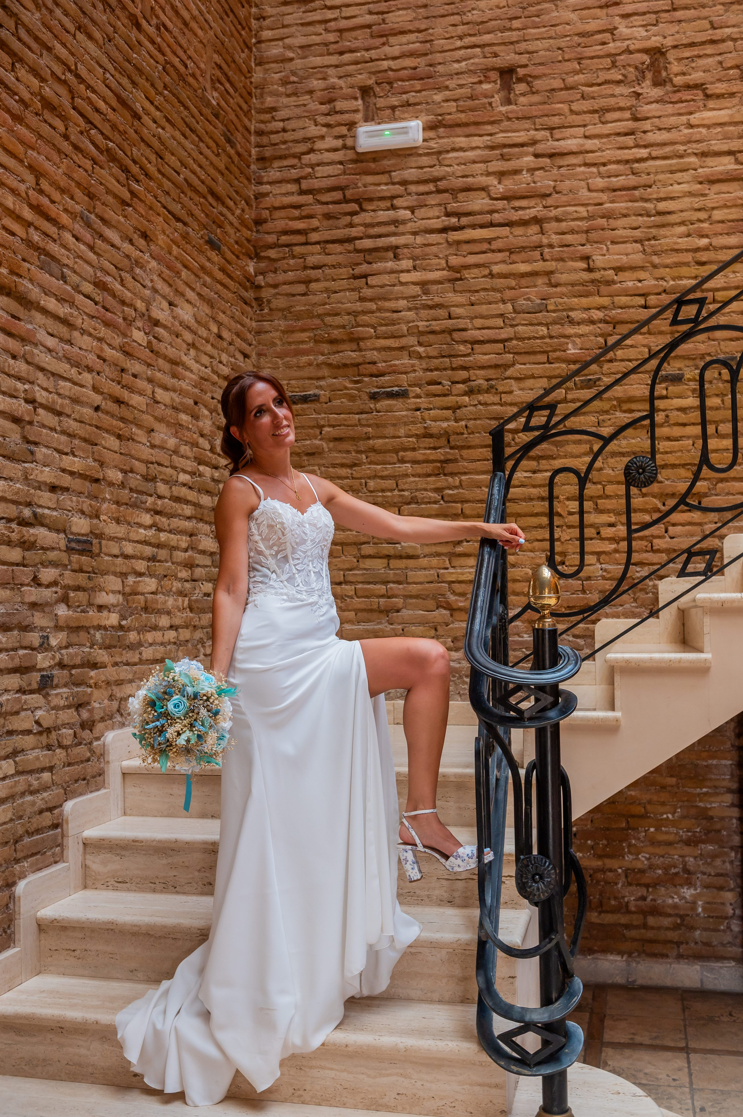 Sara en la escalera de forja de Torre la Mina