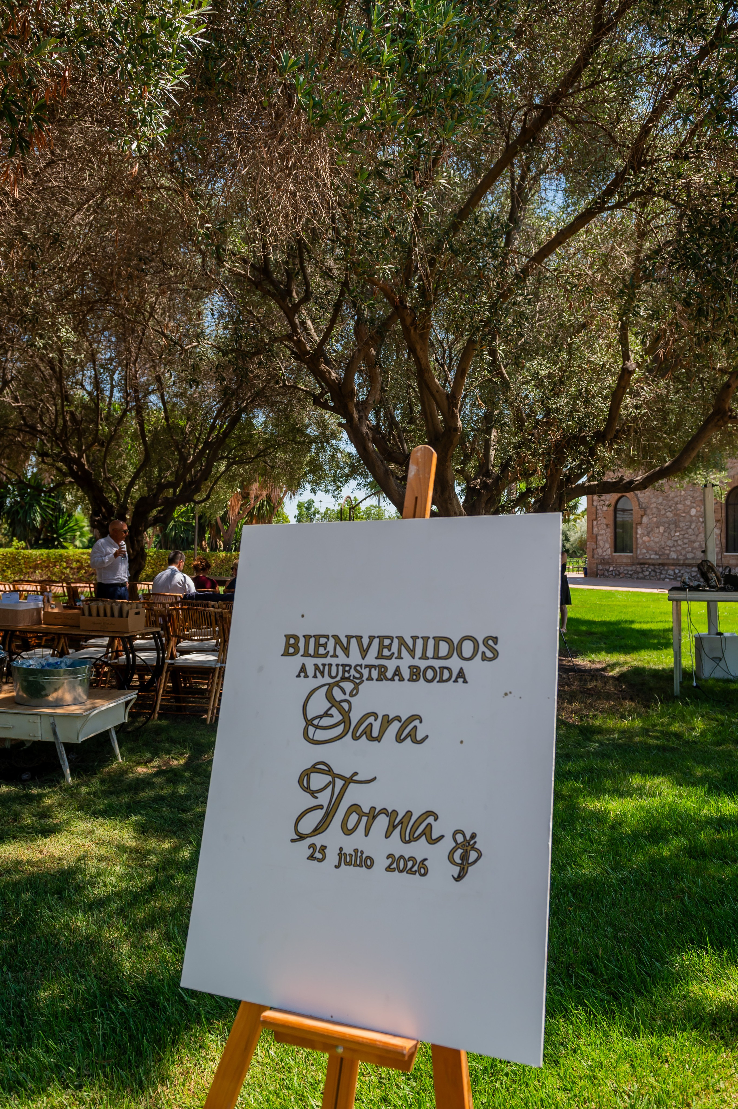 Cartel de bienvenida con los nombres de Sara y Torna