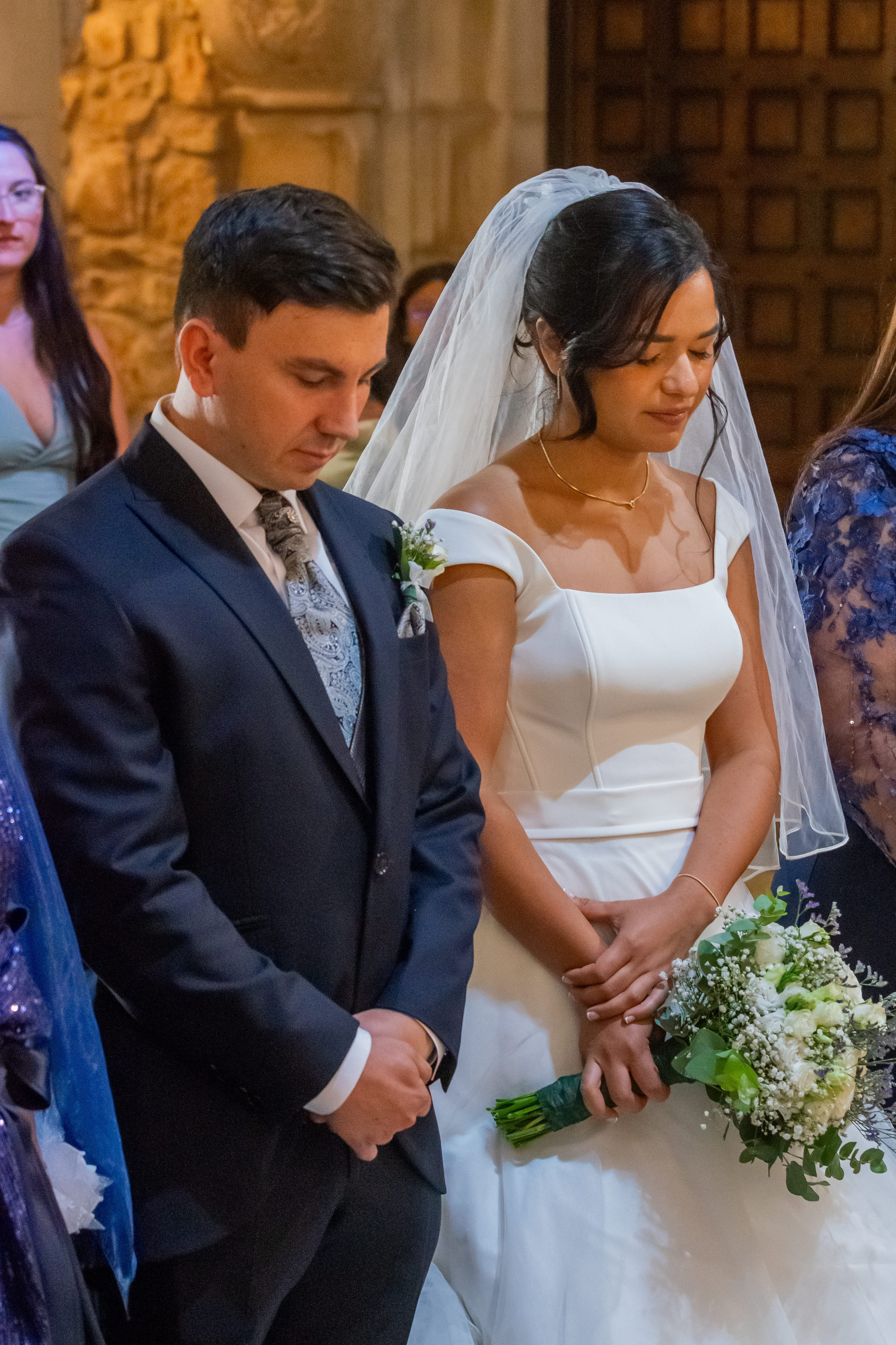 Irina y Alex de pie ante el altar