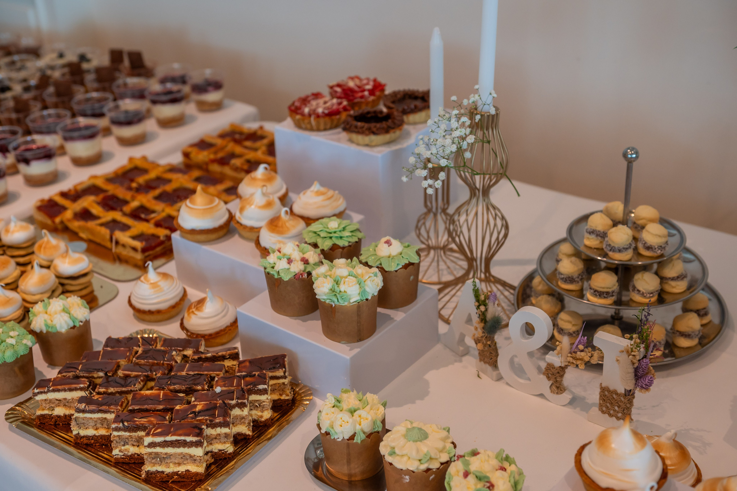 Mesa de dulces y postres de la boda