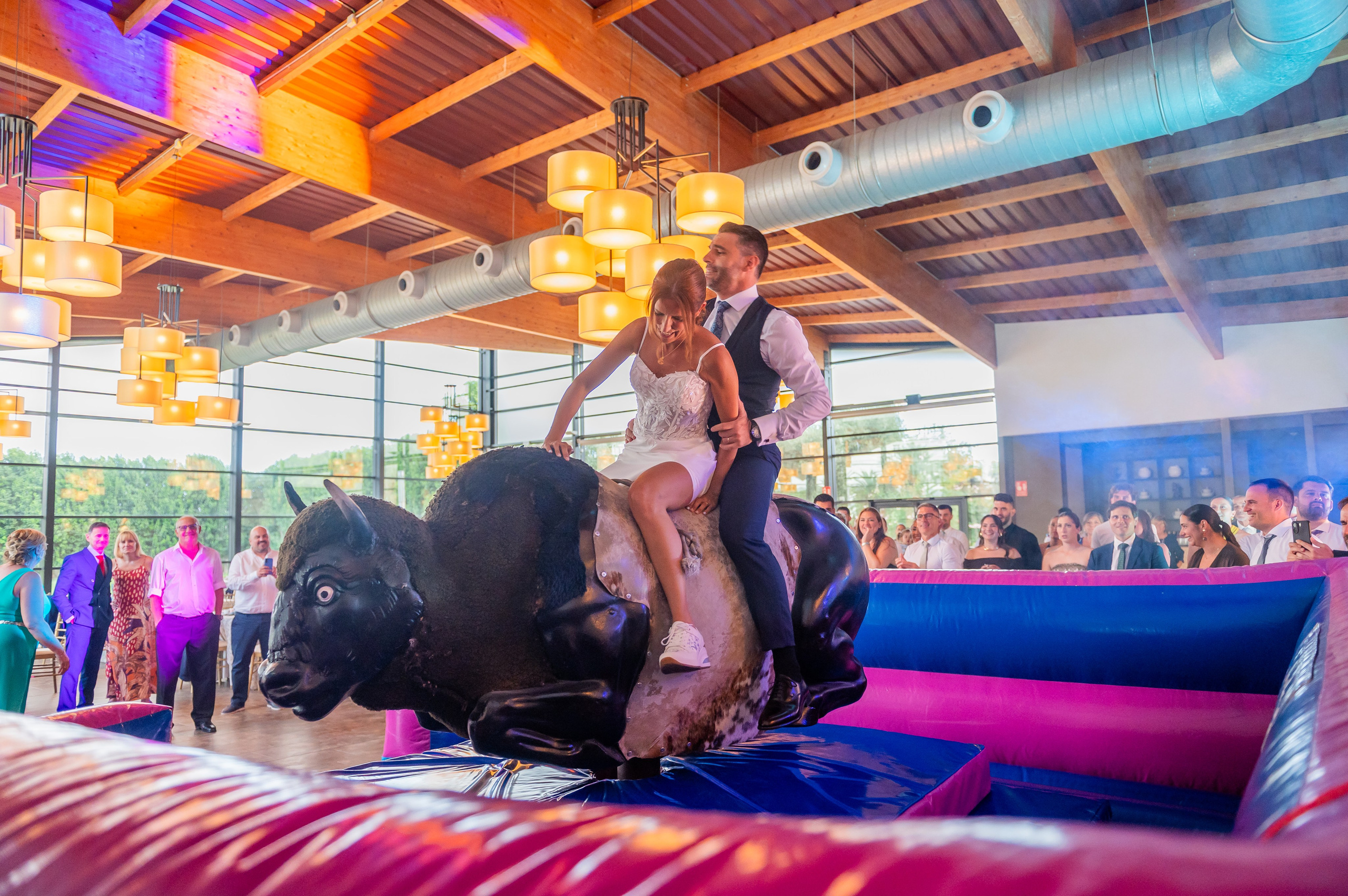 Invitado montando el toro mecánico en la fiesta