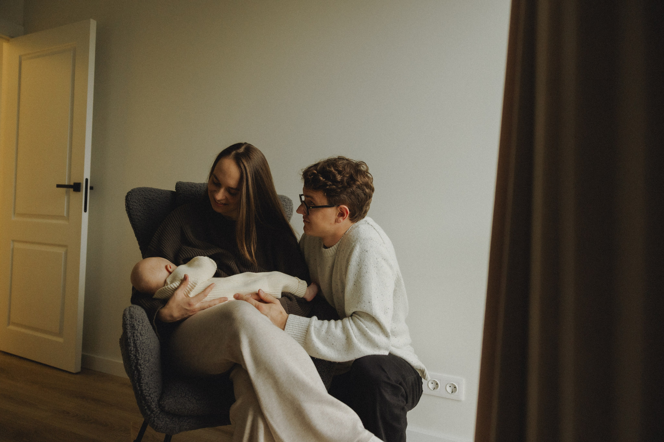 Naujagimio fotosesija namuose | 2025. Vestuvių ir šeimų fotografė Lena Bondarenko / belove photo