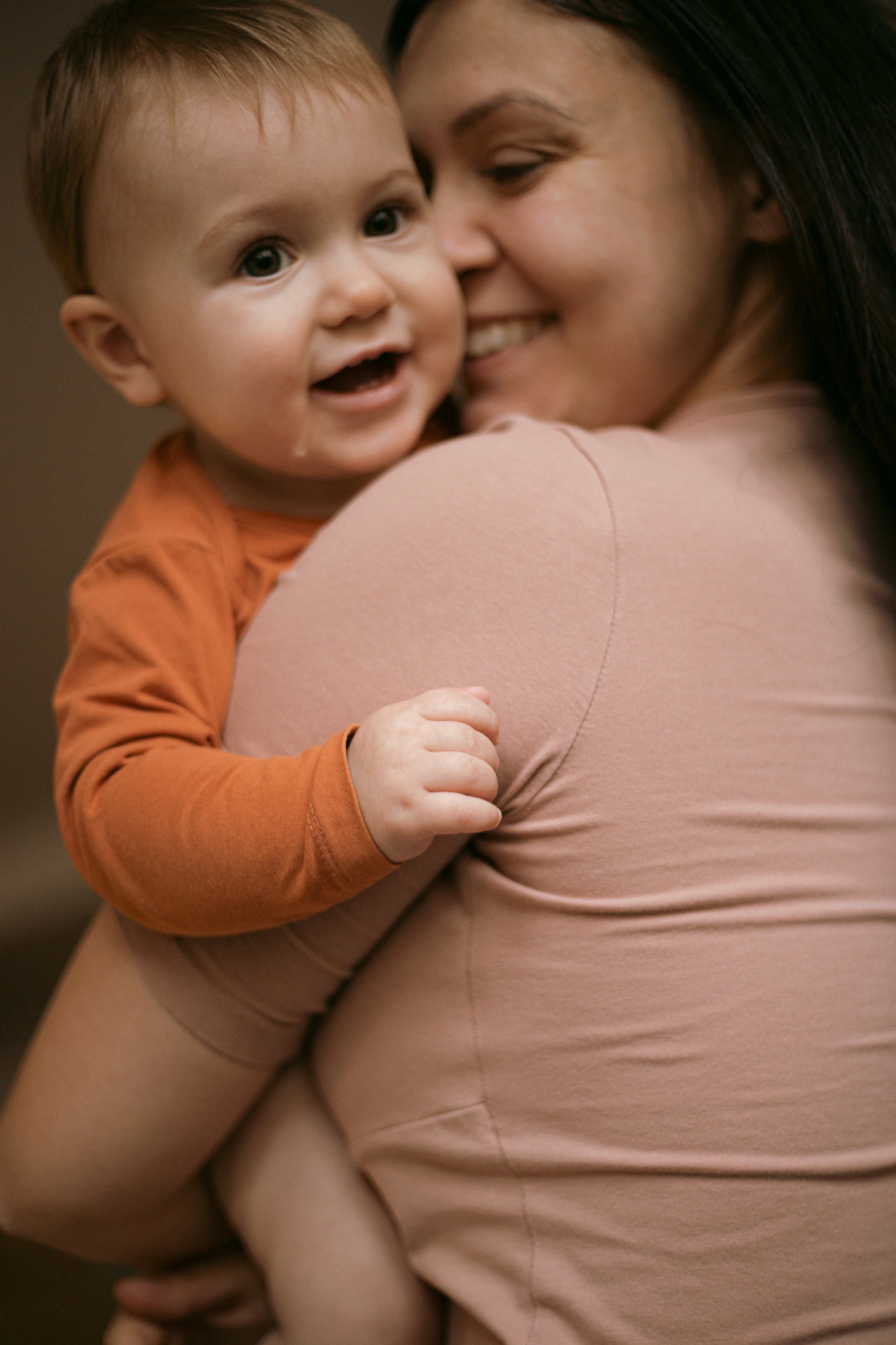 Mom + baby. Lifestyle photographer Vancouver Island