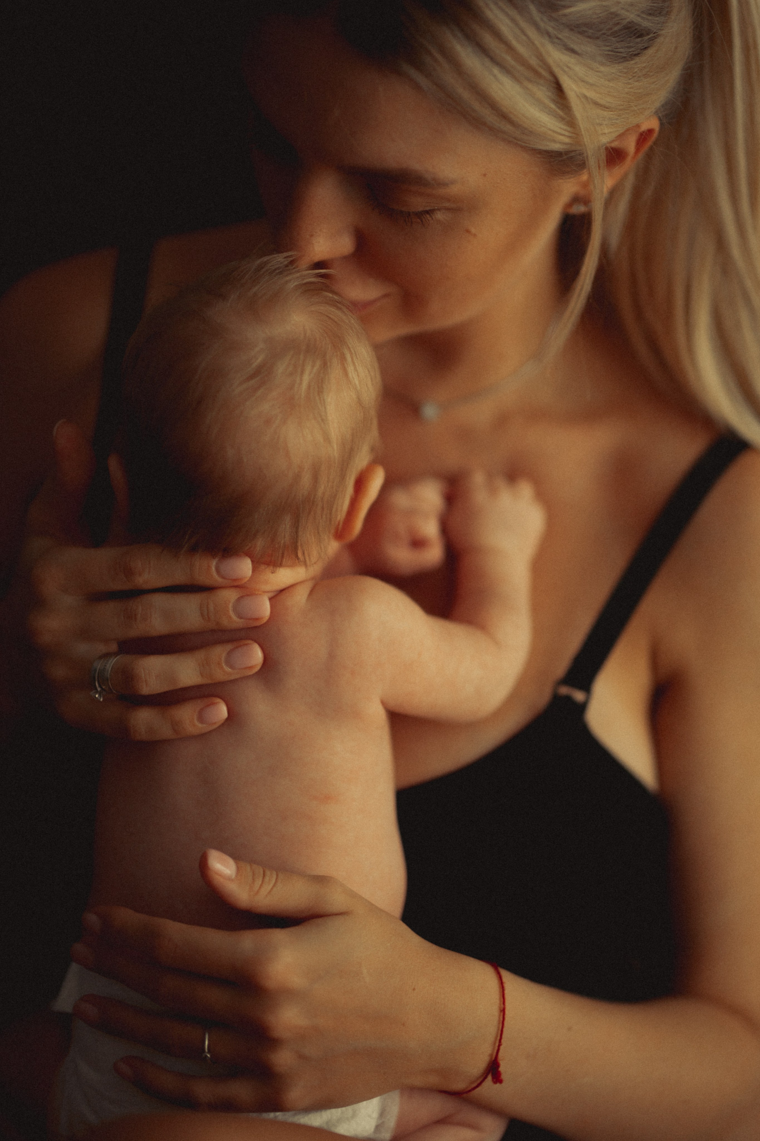 Newborn. Lifestyle photographer Vancouver Island