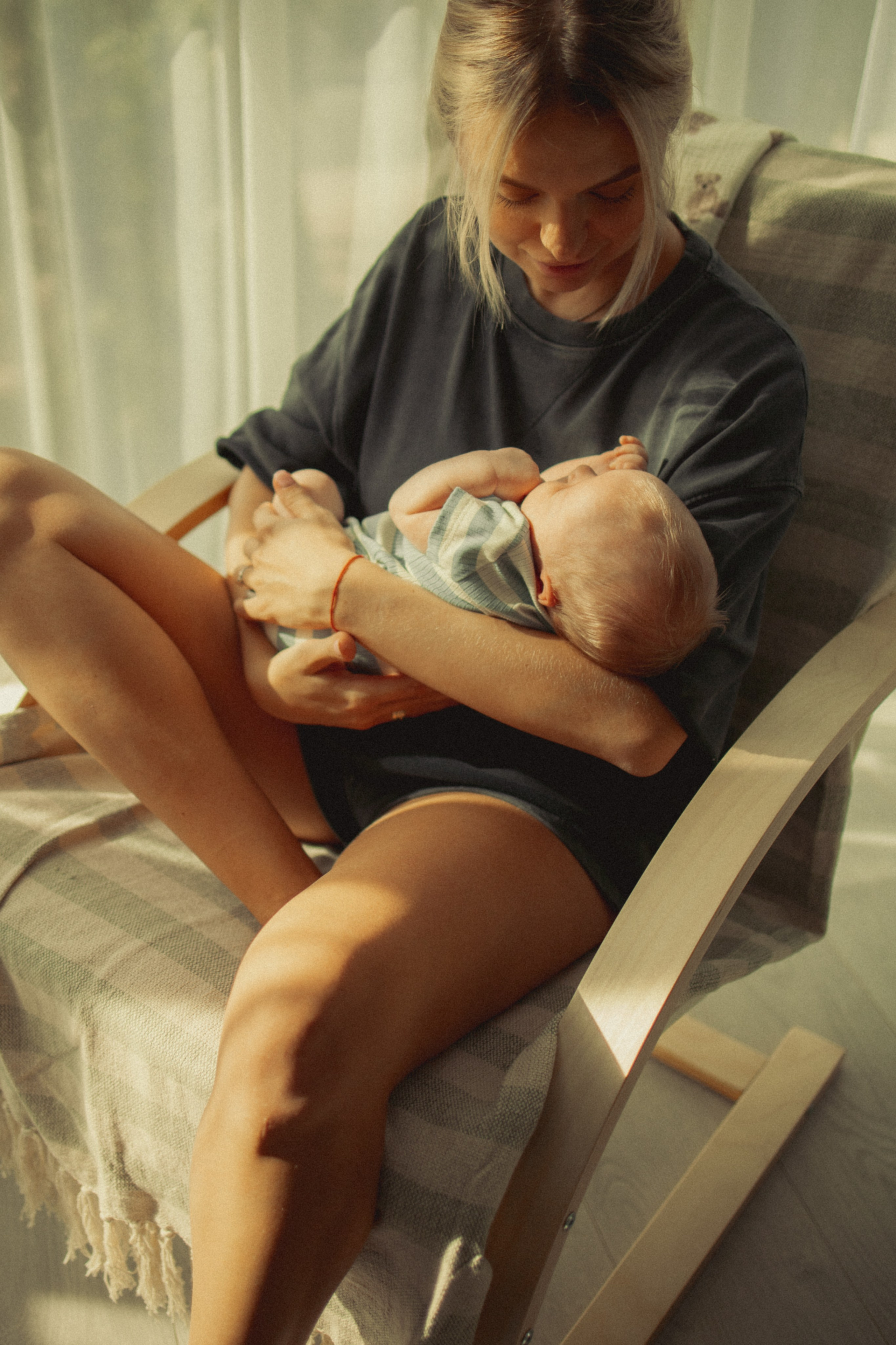 Newborn. Lifestyle photographer Vancouver Island