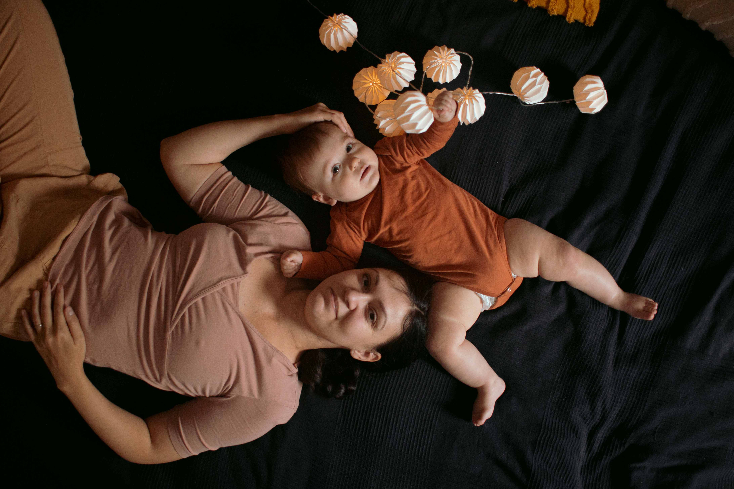 Mom + baby. Lifestyle photographer Vancouver Island