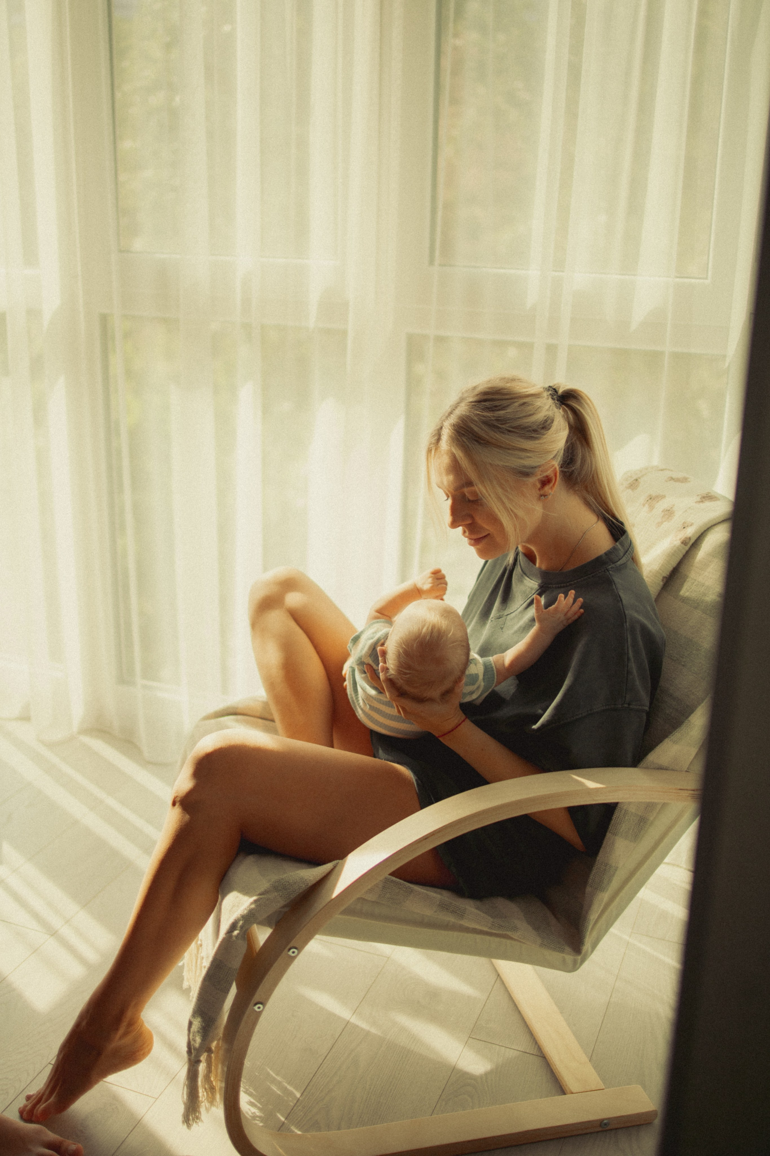 Newborn. Lifestyle photographer Vancouver Island