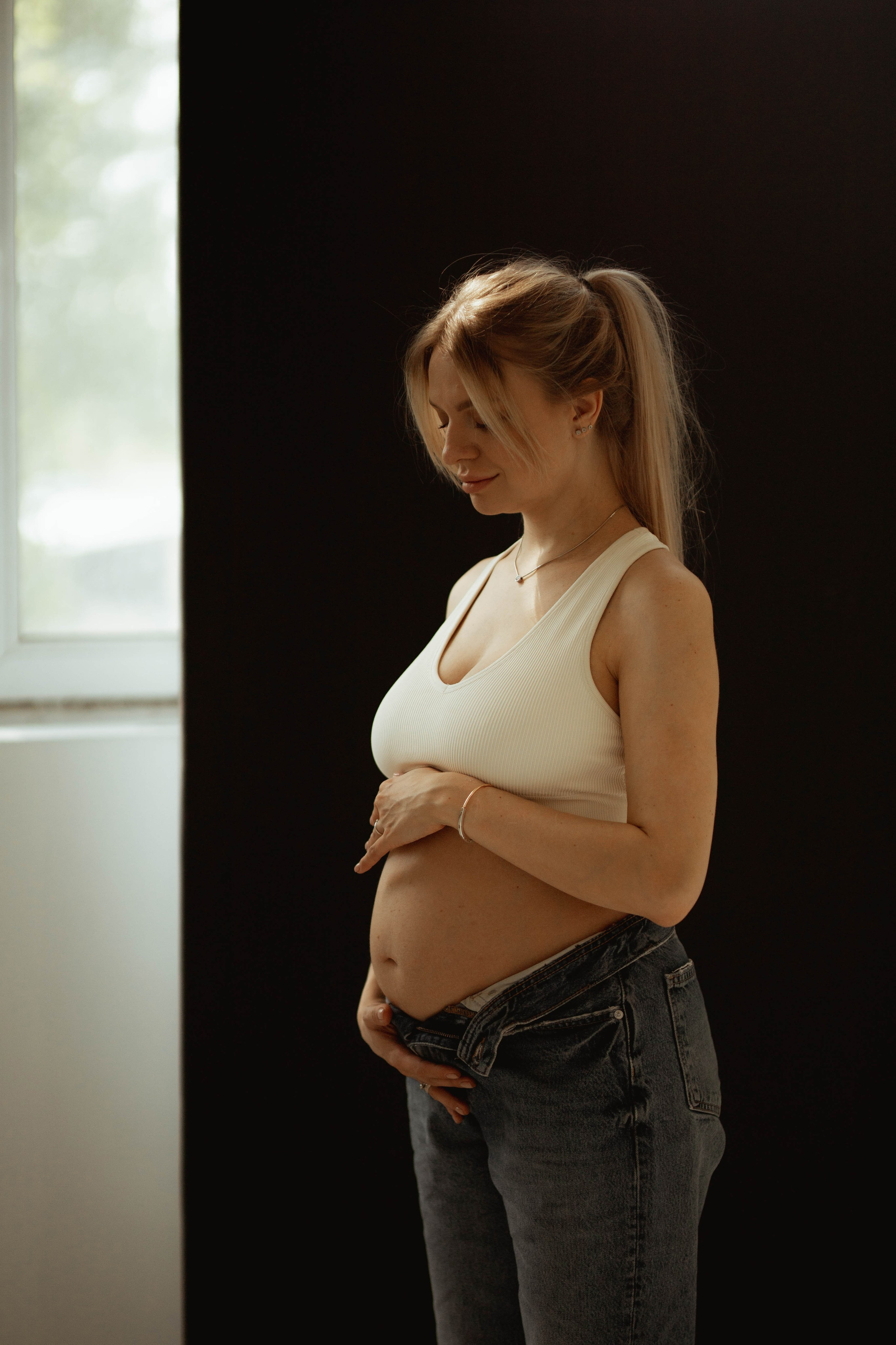 Pregnant. Lifestyle photographer Vancouver Island