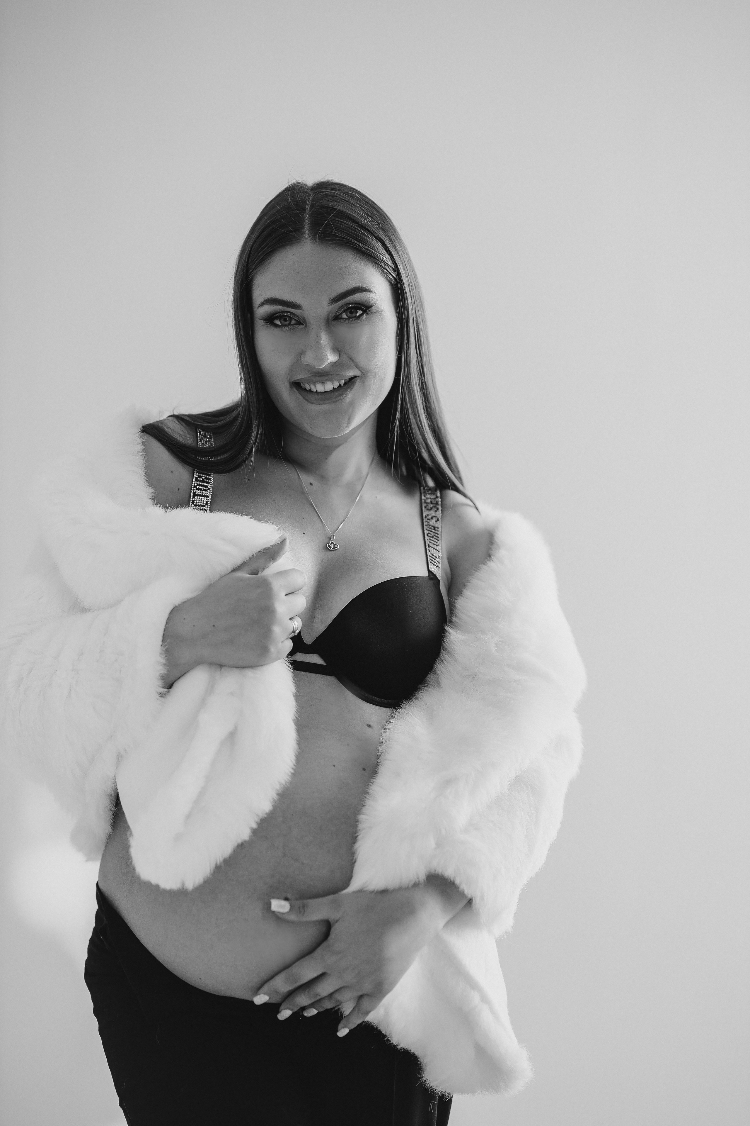 Pregnant. Lifestyle photographer Vancouver Island