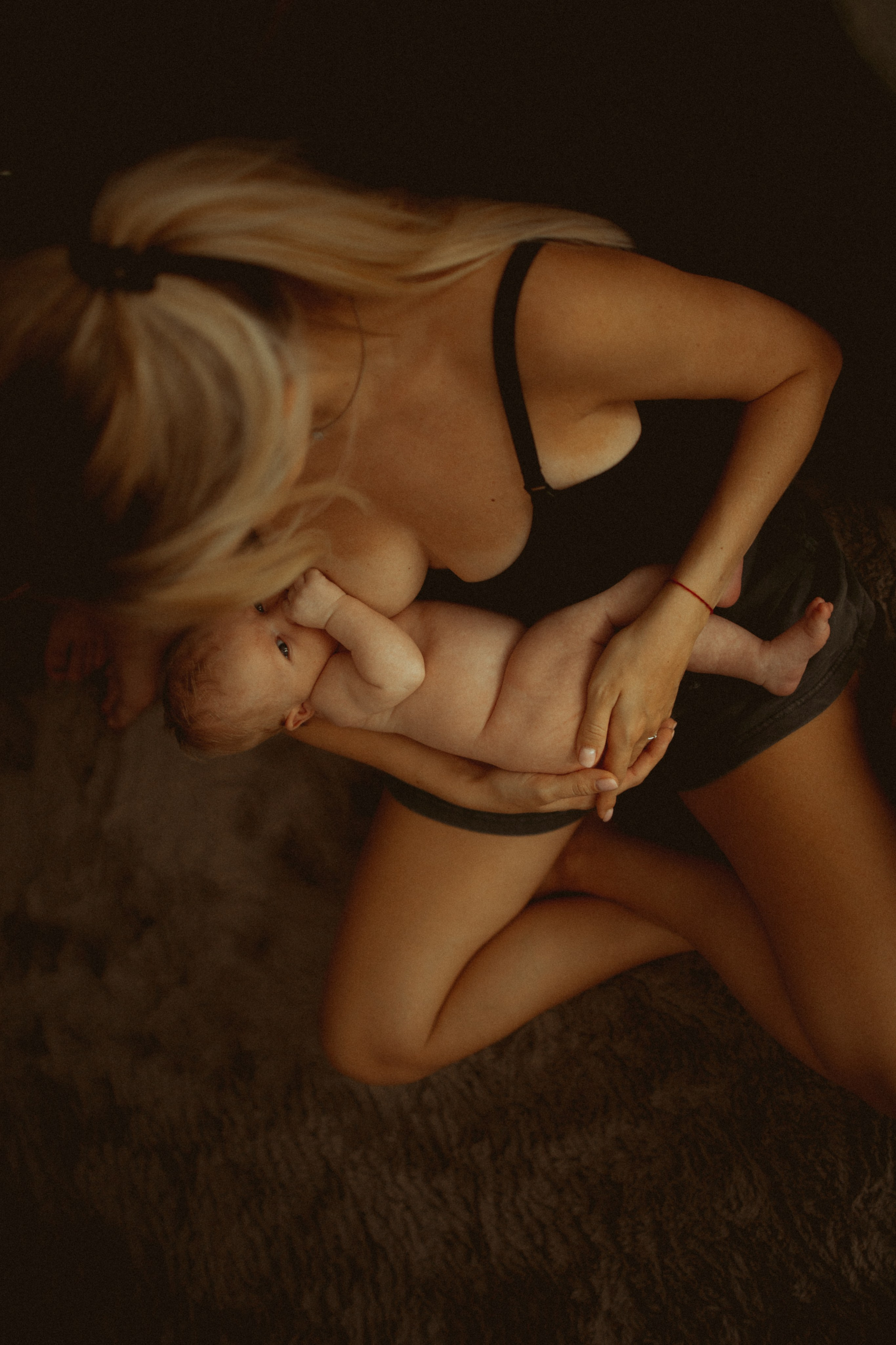 Newborn. Lifestyle photographer Vancouver Island