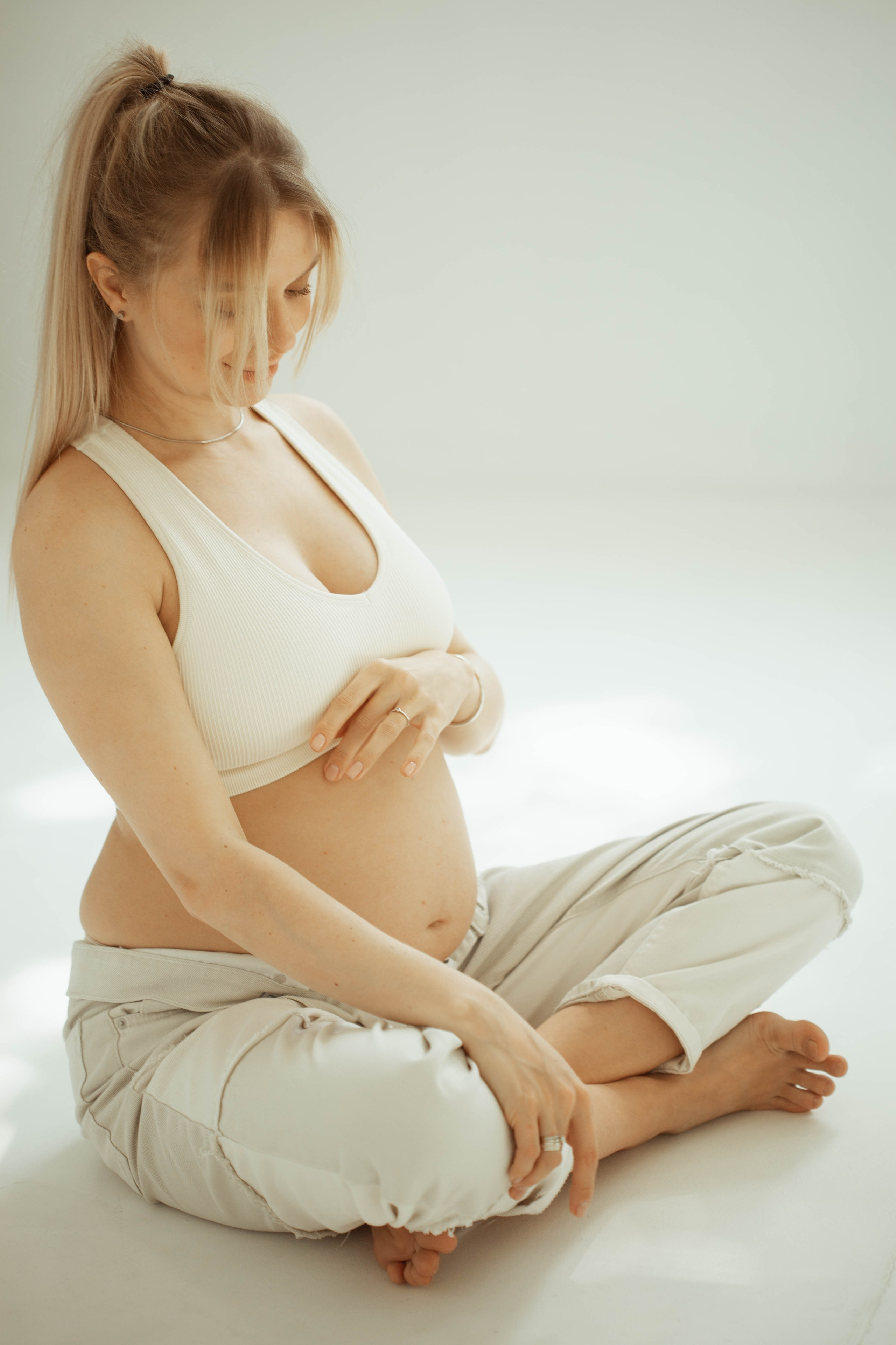 Pregnant. Lifestyle photographer Vancouver Island