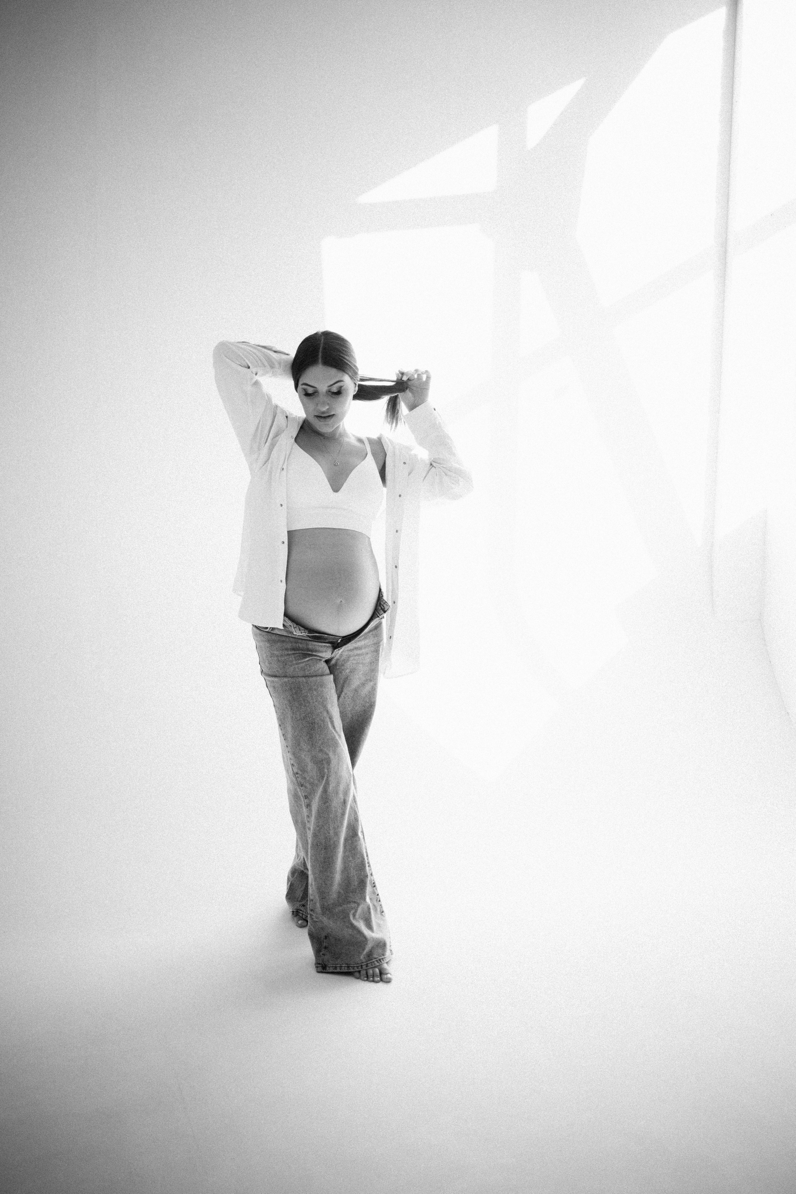 Pregnant. Lifestyle photographer Vancouver Island