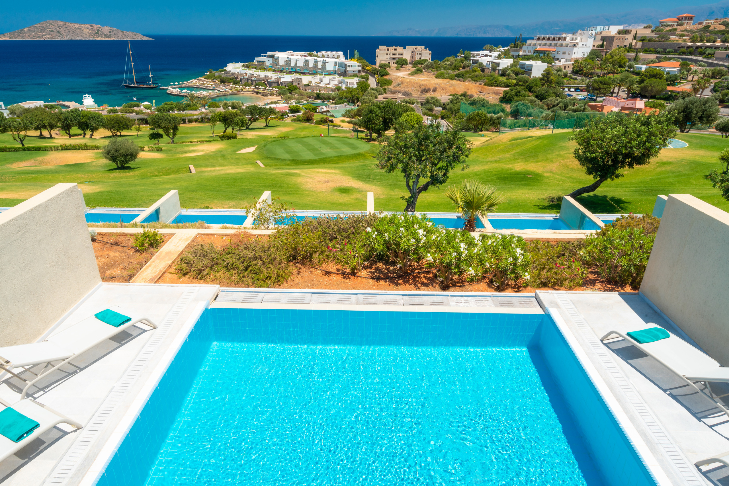 Porto Elounda Golf & Spa Resort. Photographe vidéaste à Santorin|Séances photos de Robe volante Santorin|