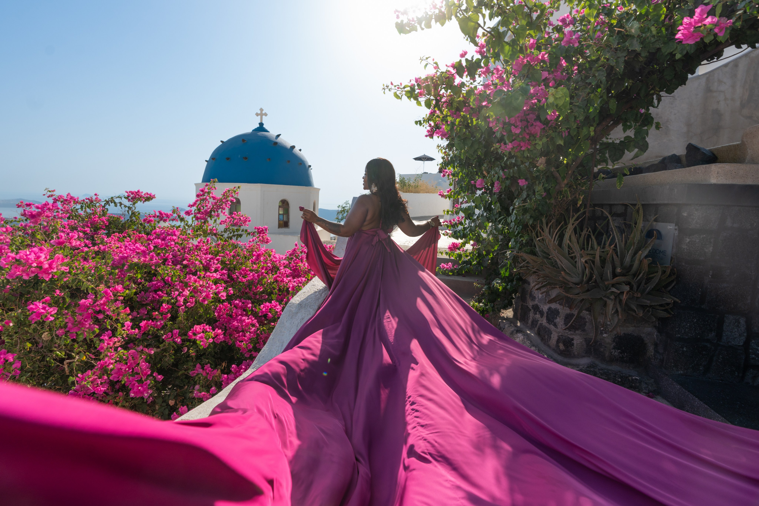Flying dress santorini. Photographe vidéaste à Santorin|Séances photos de Robe volante Santorin|