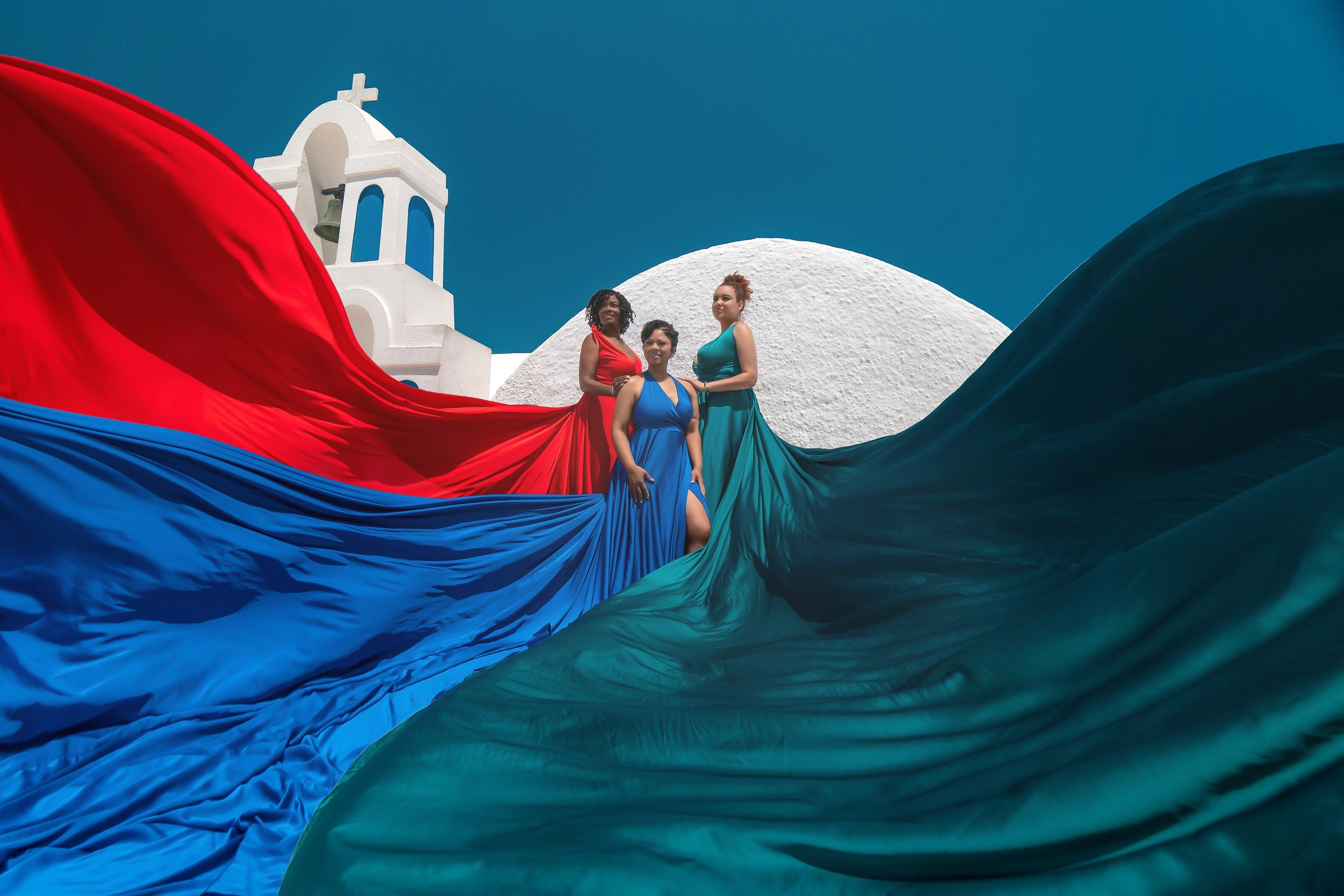 Groupe flying dresses photoshoot by Sokolove 2022. Photographe vidéaste à Santorin|Séances photos de Robe volante Santorin|