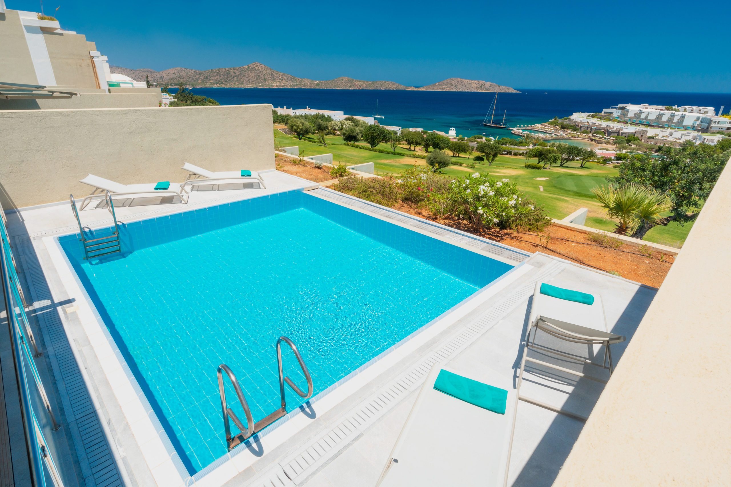 Porto Elounda Golf & Spa Resort. Photographe vidéaste à Santorin|Séances photos de Robe volante Santorin|