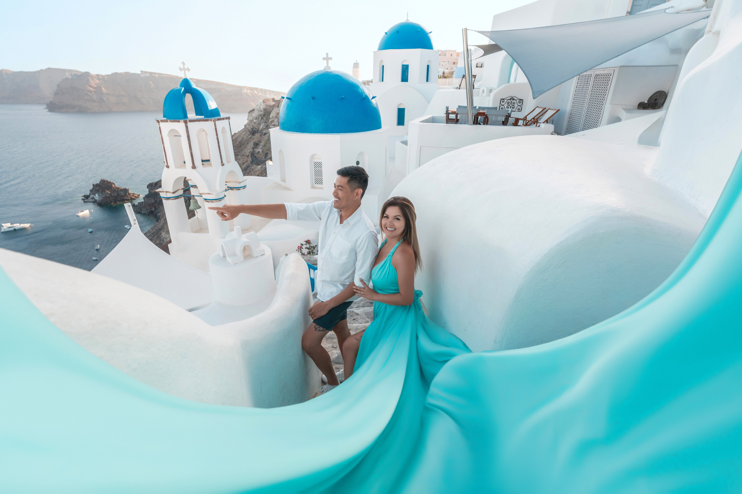 Photoshoot en Famille à Santorin avec Robe Volante Tiffany – Une Expérience Inoubliable. Photographe vidéaste à Santorin|Séances photos de Robe volante Santorin|