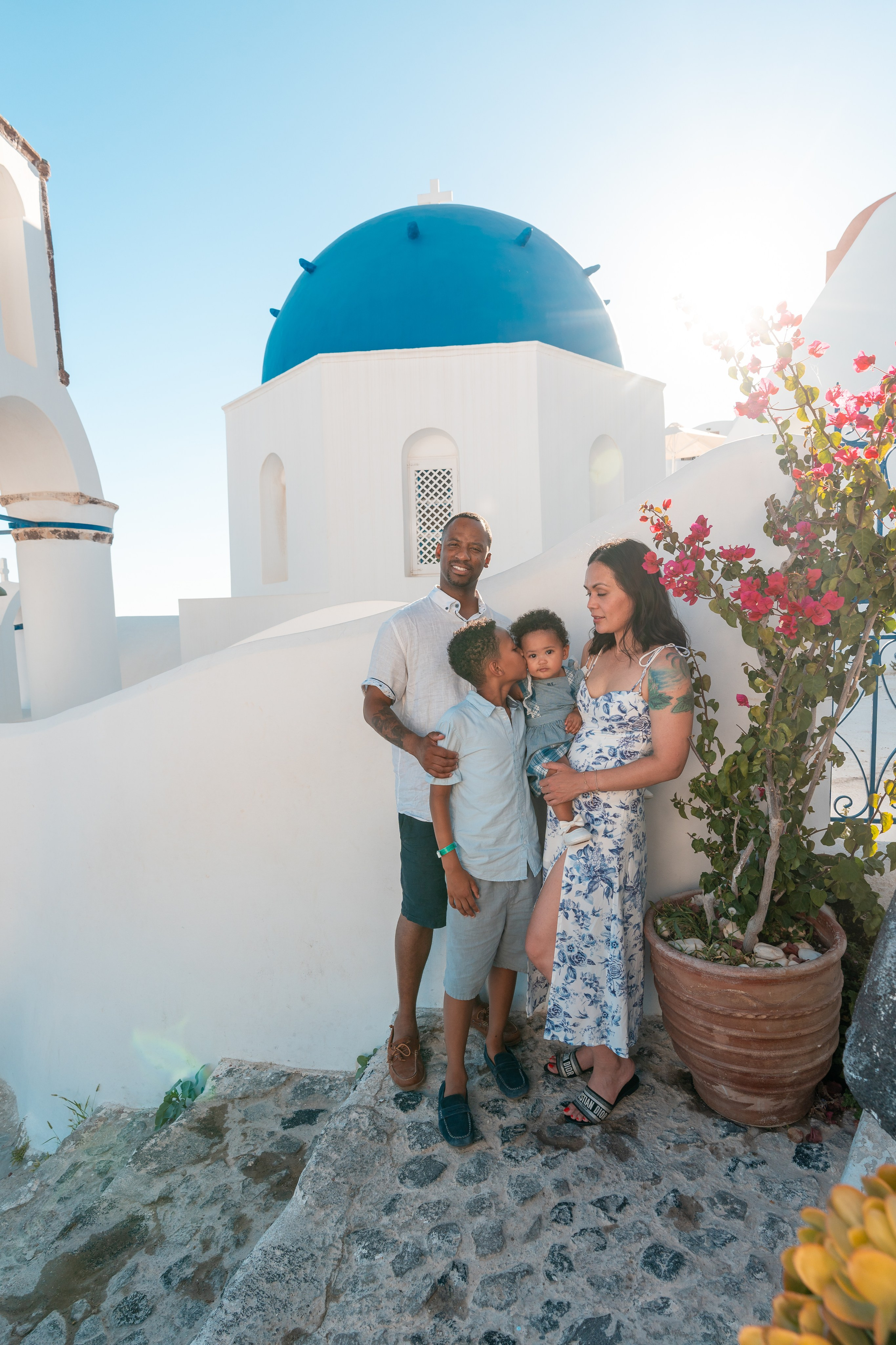 "Réservez une séance photo de famille à Santorin avec Sokolove pour des images de haute qualité. Parfait pour immortaliser vos vacances, anniversaires et moments spéciaux !"